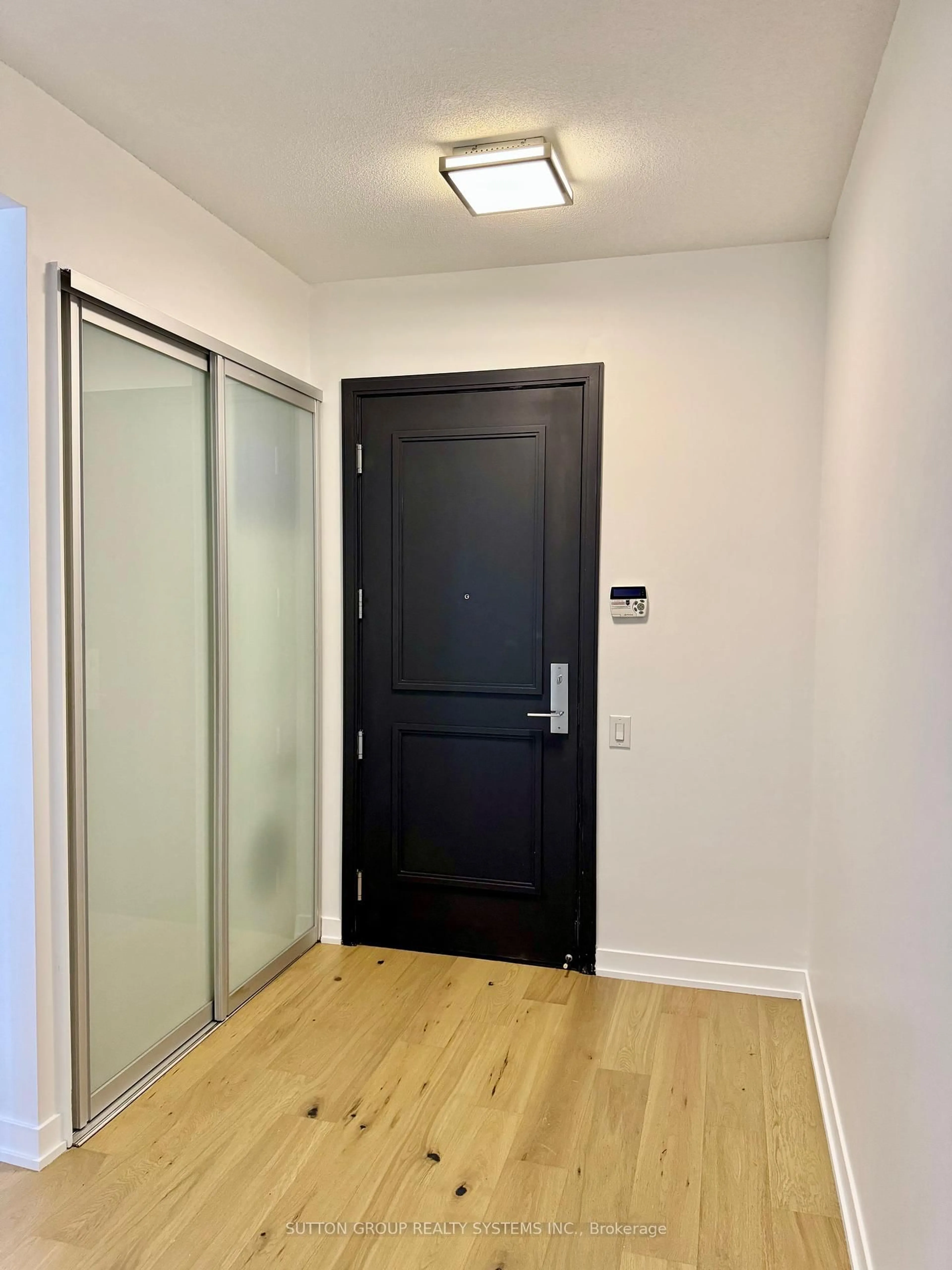 Indoor entryway for 88 Park Lawn Rd #1807, Toronto Ontario M8Y 0B5