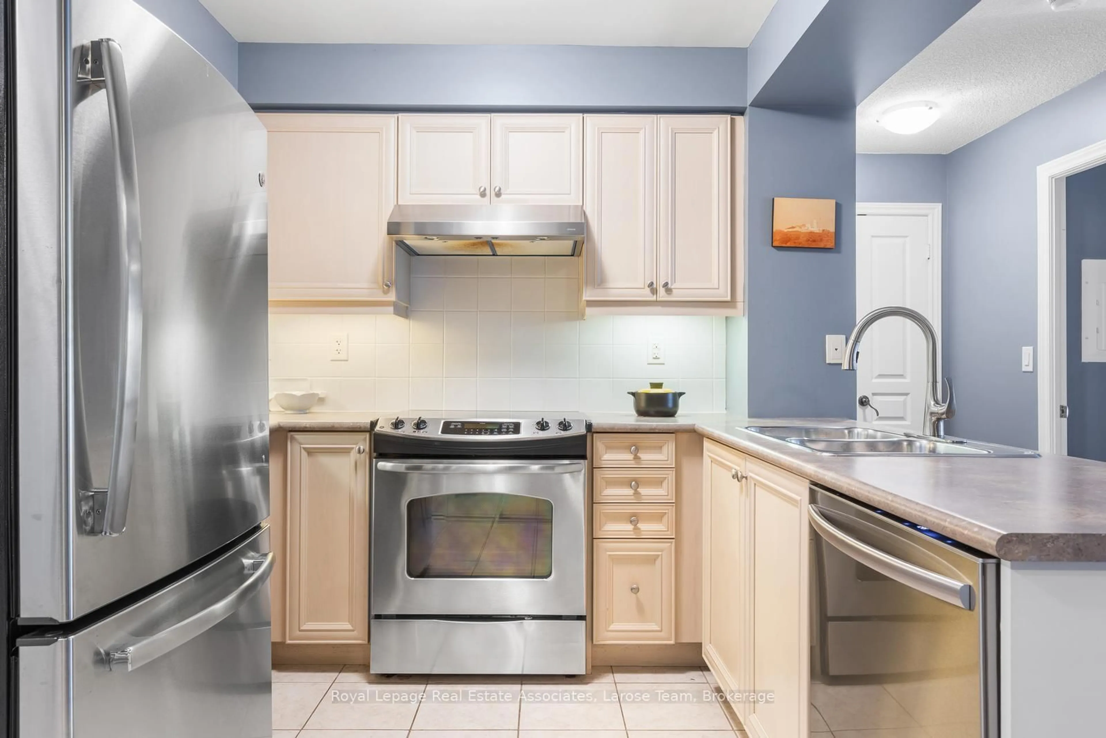 Standard kitchen, ceramic/tile floor for 3 Marine Parade Dr #1801, Toronto Ontario M8N 3Z5
