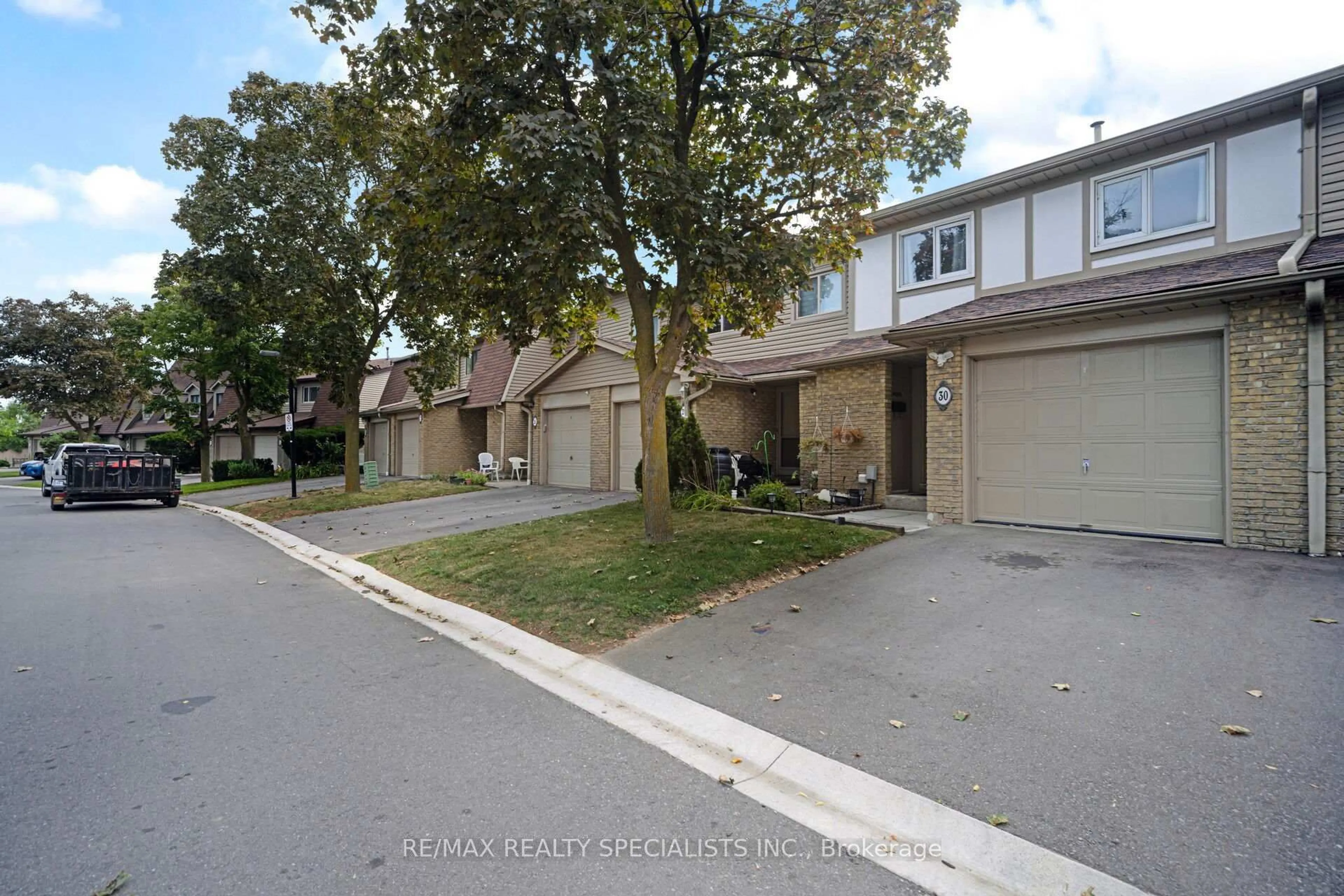 A pic from outside/outdoor area/front of a property/back of a property/a pic from drone, street for 30 Greenwich Circ, Brampton Ontario L6S 2E6