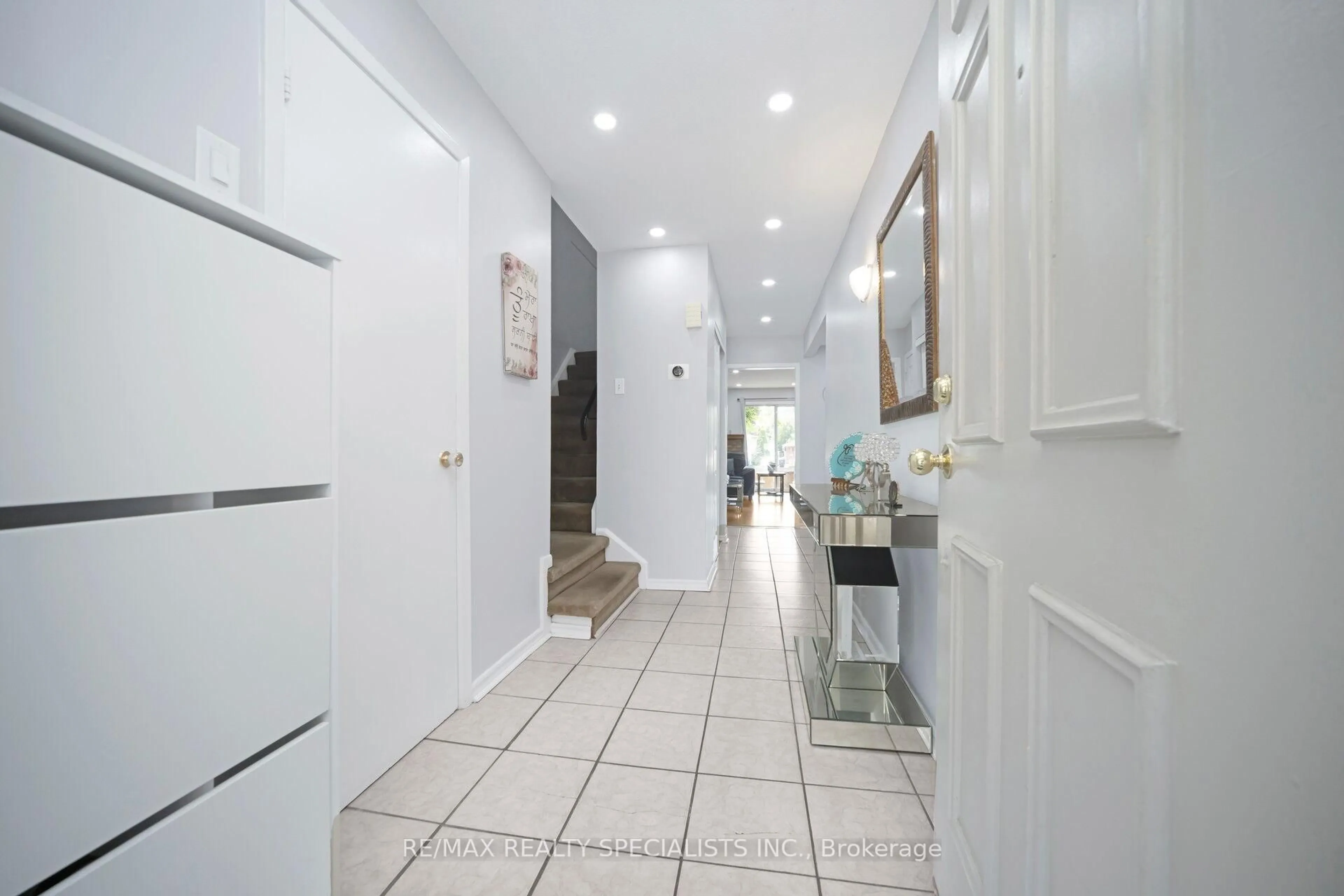 Indoor foyer for 30 Greenwich Circ, Brampton Ontario L6S 2E6