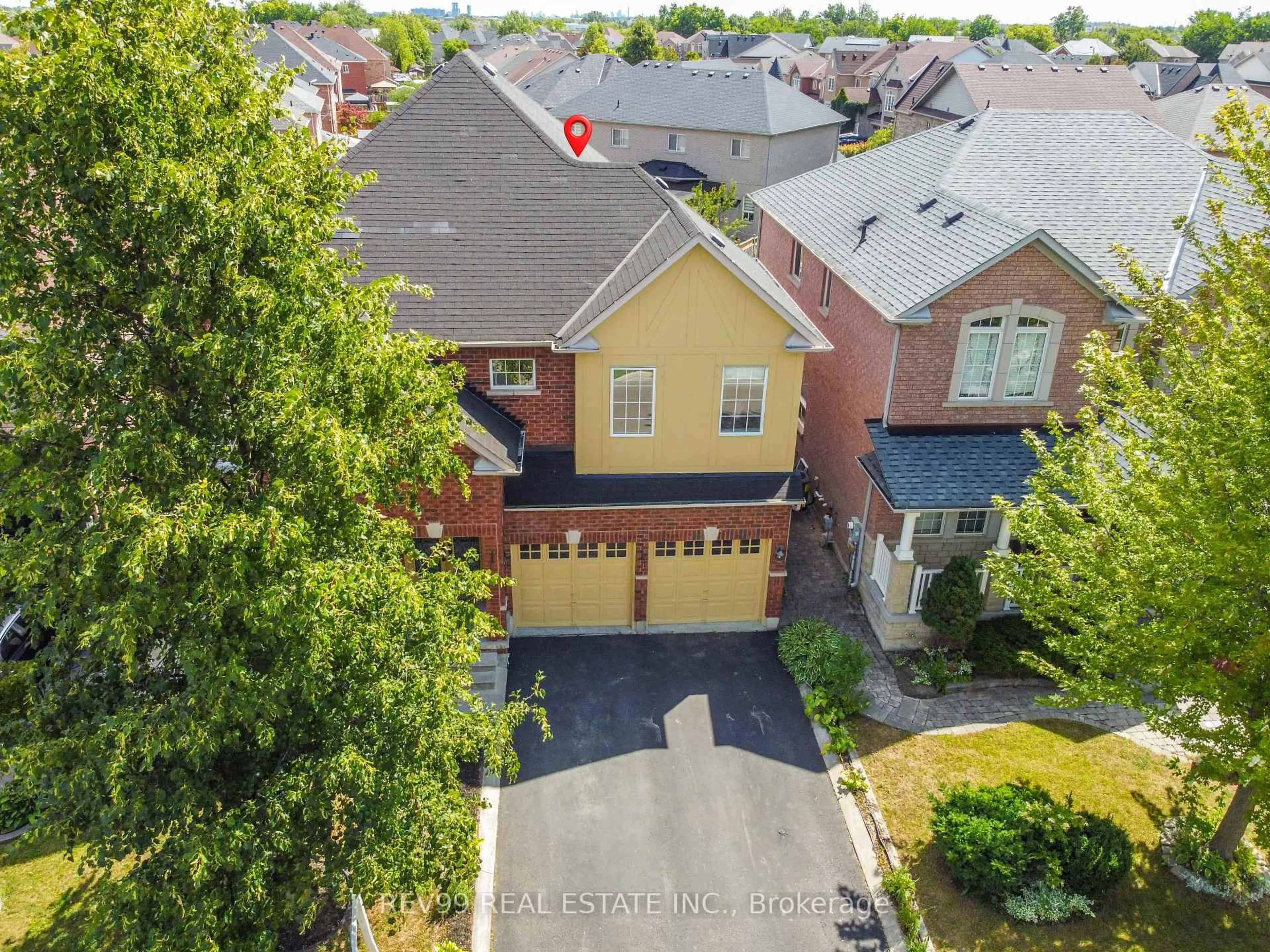 A pic from outside/outdoor area/front of a property/back of a property/a pic from drone, street for 39 Bonistel Cres, Brampton Ontario L7A 3G8