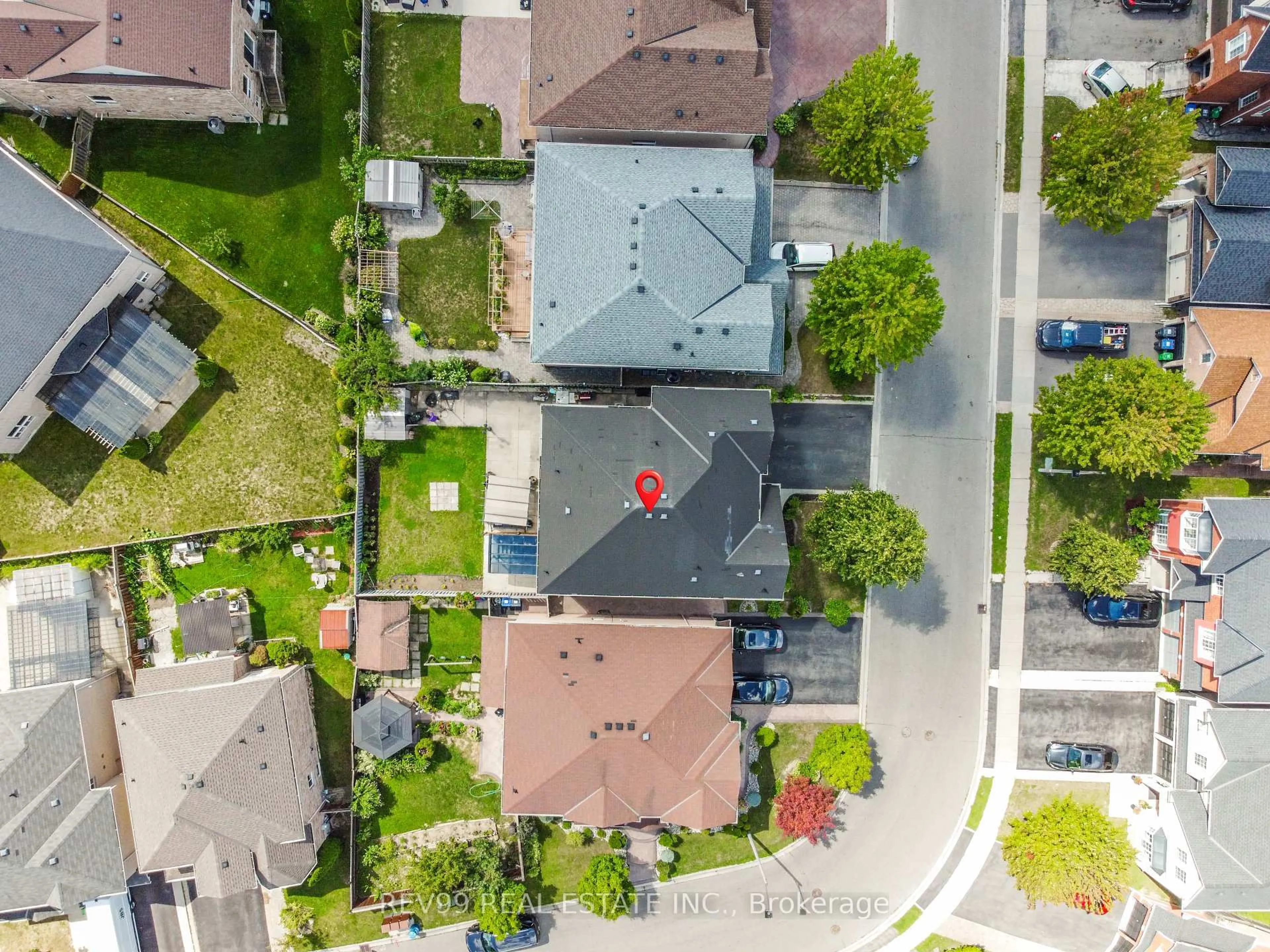 A pic from outside/outdoor area/front of a property/back of a property/a pic from drone, street for 39 Bonistel Cres, Brampton Ontario L7A 3G8