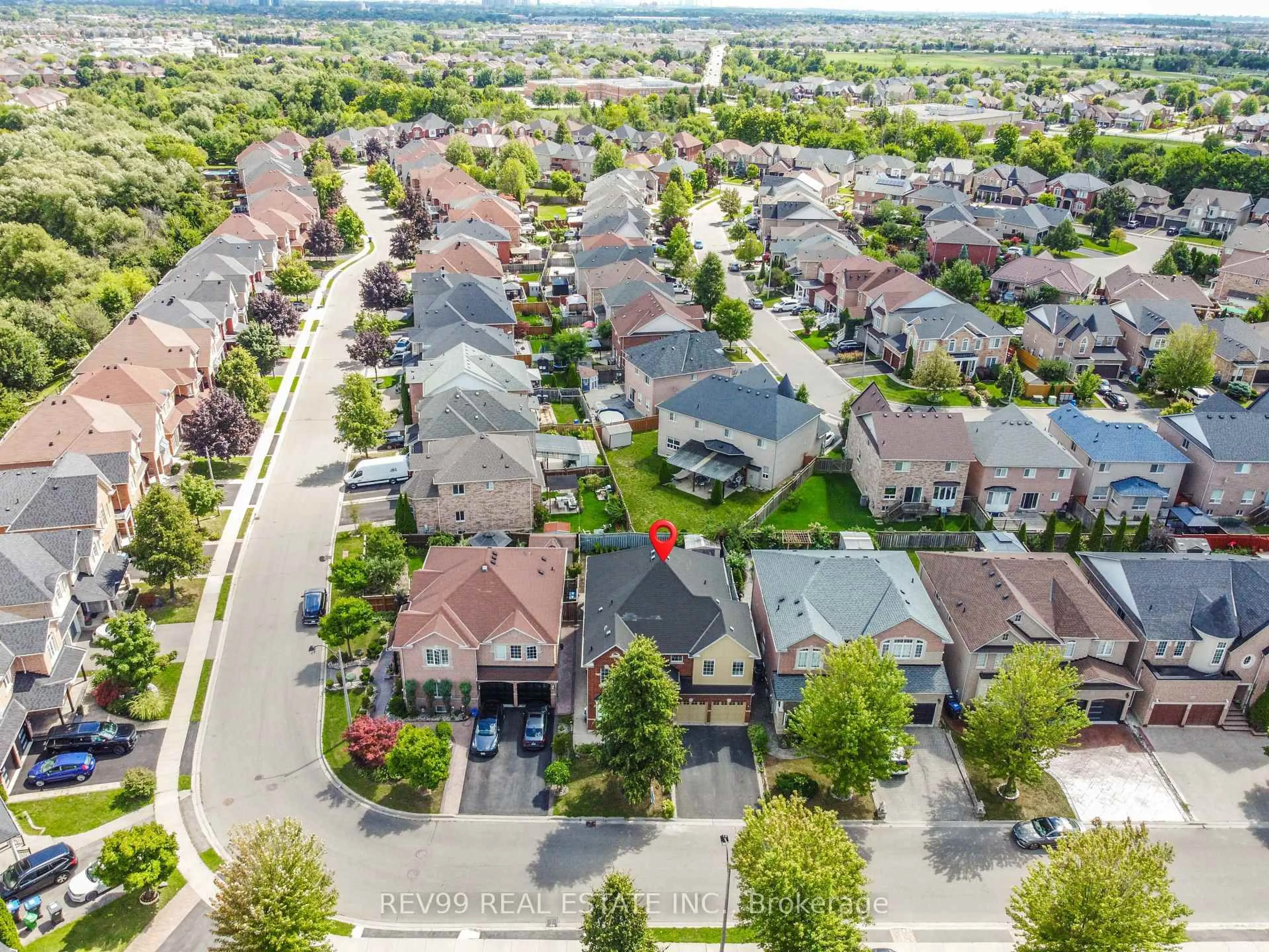 A pic from outside/outdoor area/front of a property/back of a property/a pic from drone, street for 39 Bonistel Cres, Brampton Ontario L7A 3G8