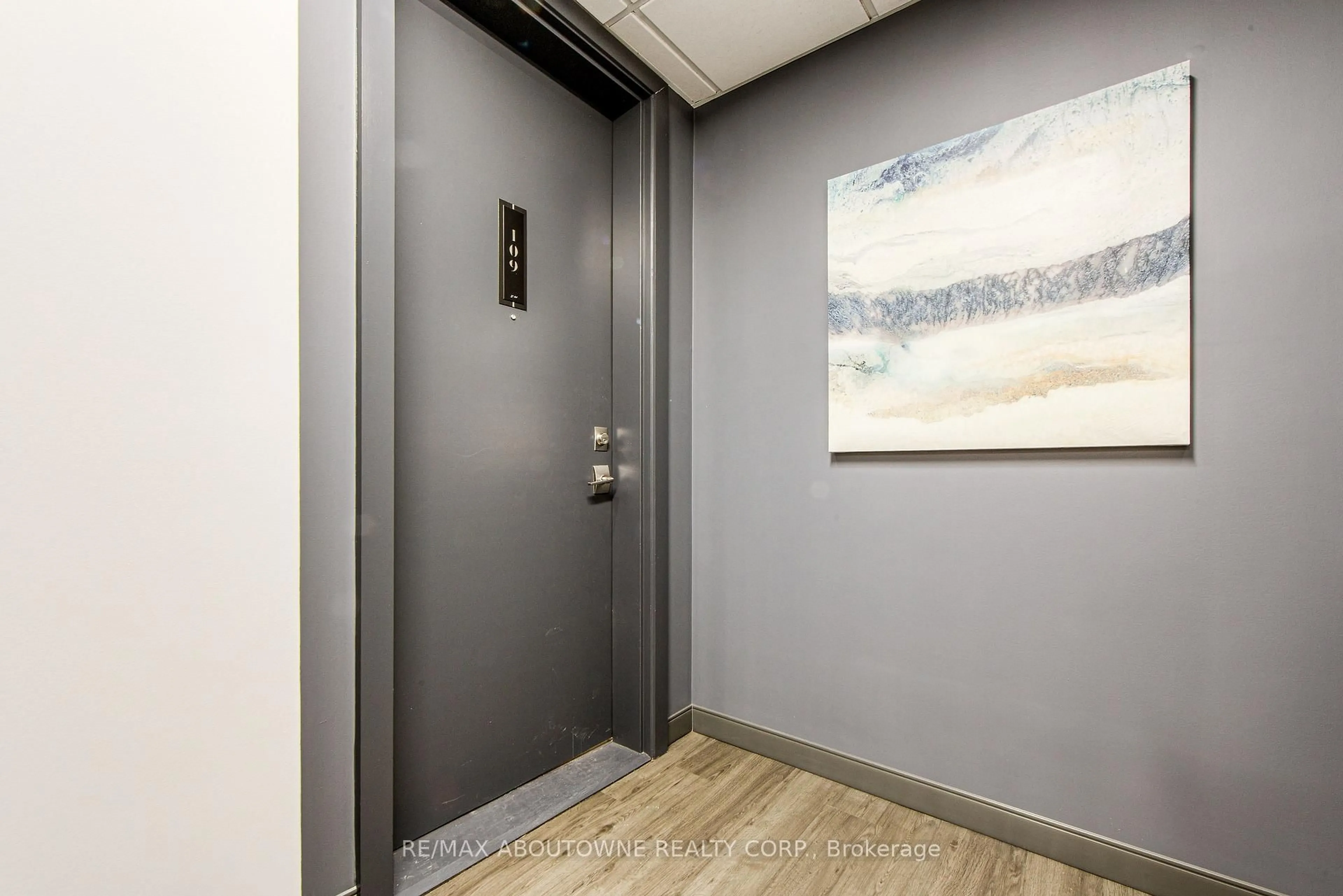 Indoor entryway for 457 Plains Rd #109, Burlington Ontario L7T 2E2