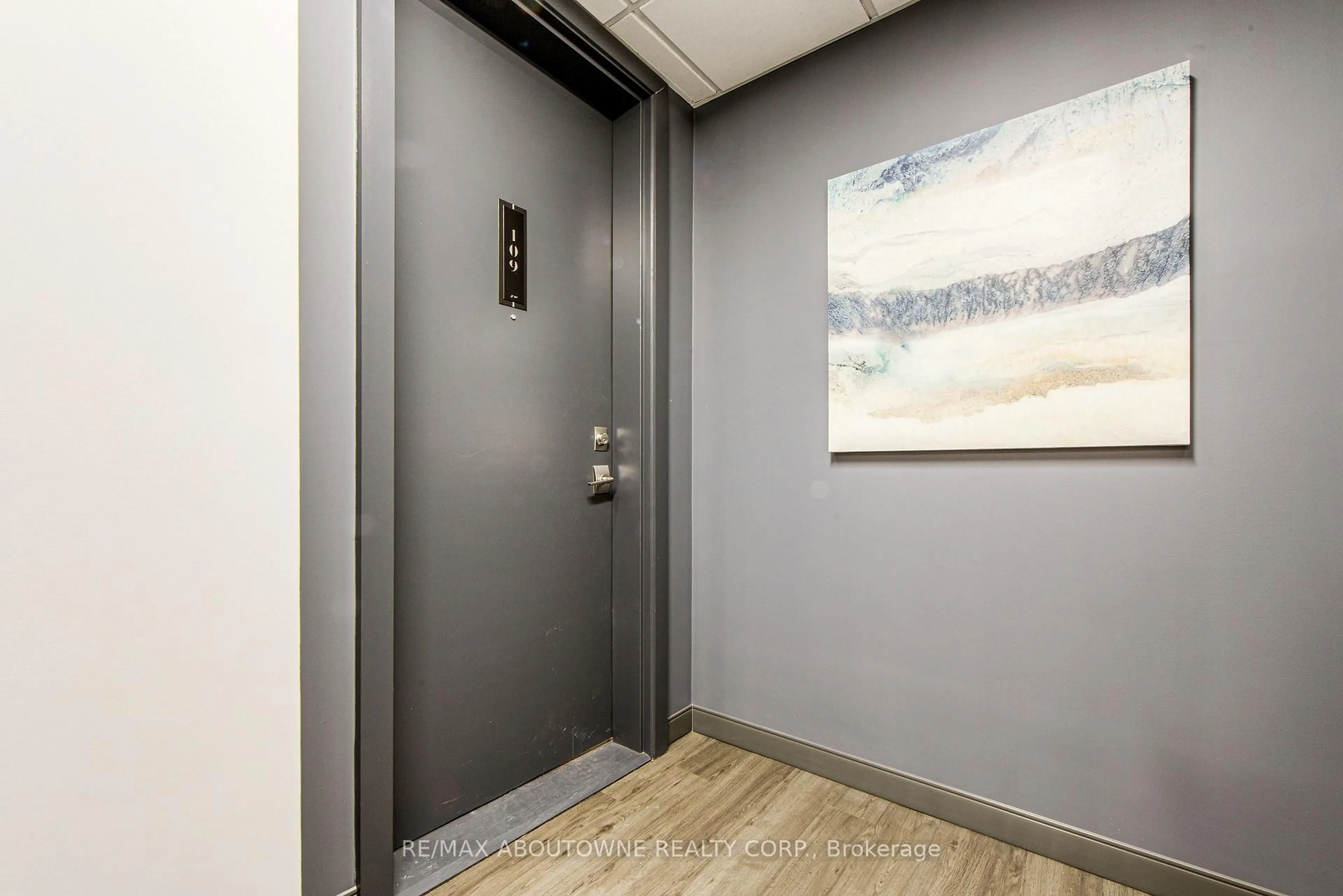 Indoor entryway for 457 Plains Rd #109, Burlington Ontario L7T 2E2