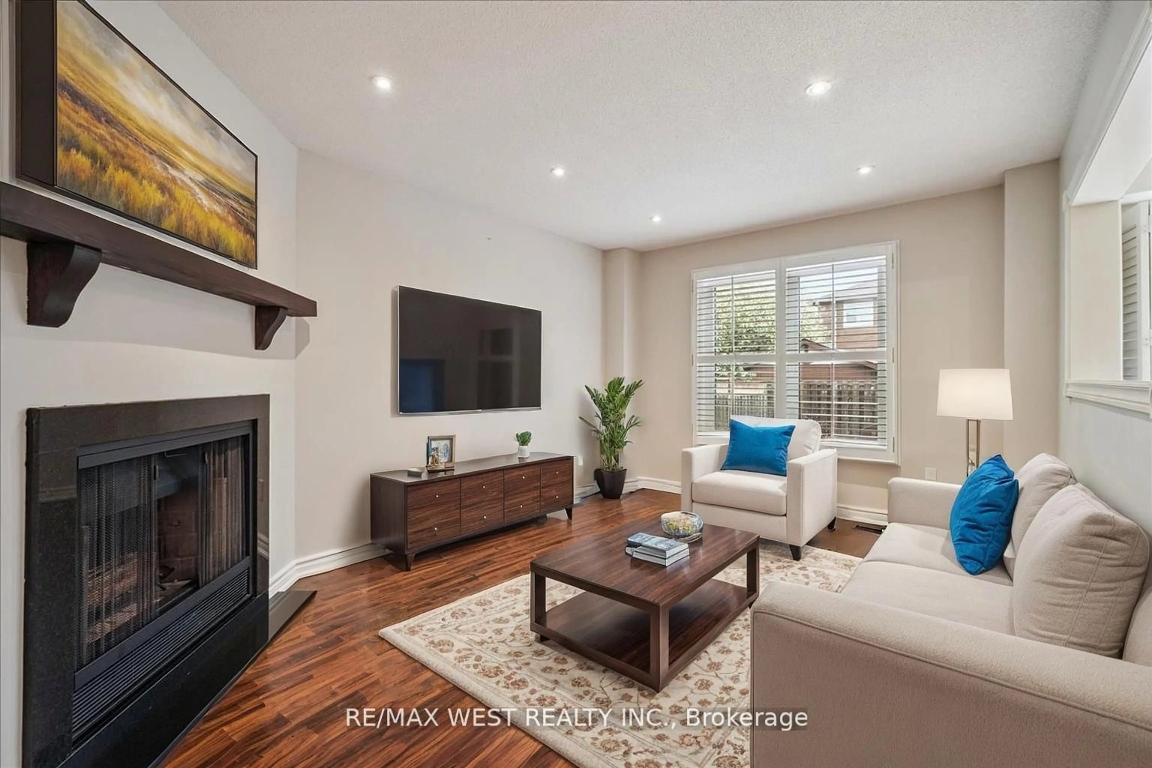 Living room with furniture, wood/laminate floor for 3354 Nutcracker Dr, Mississauga Ontario L5N 6E6