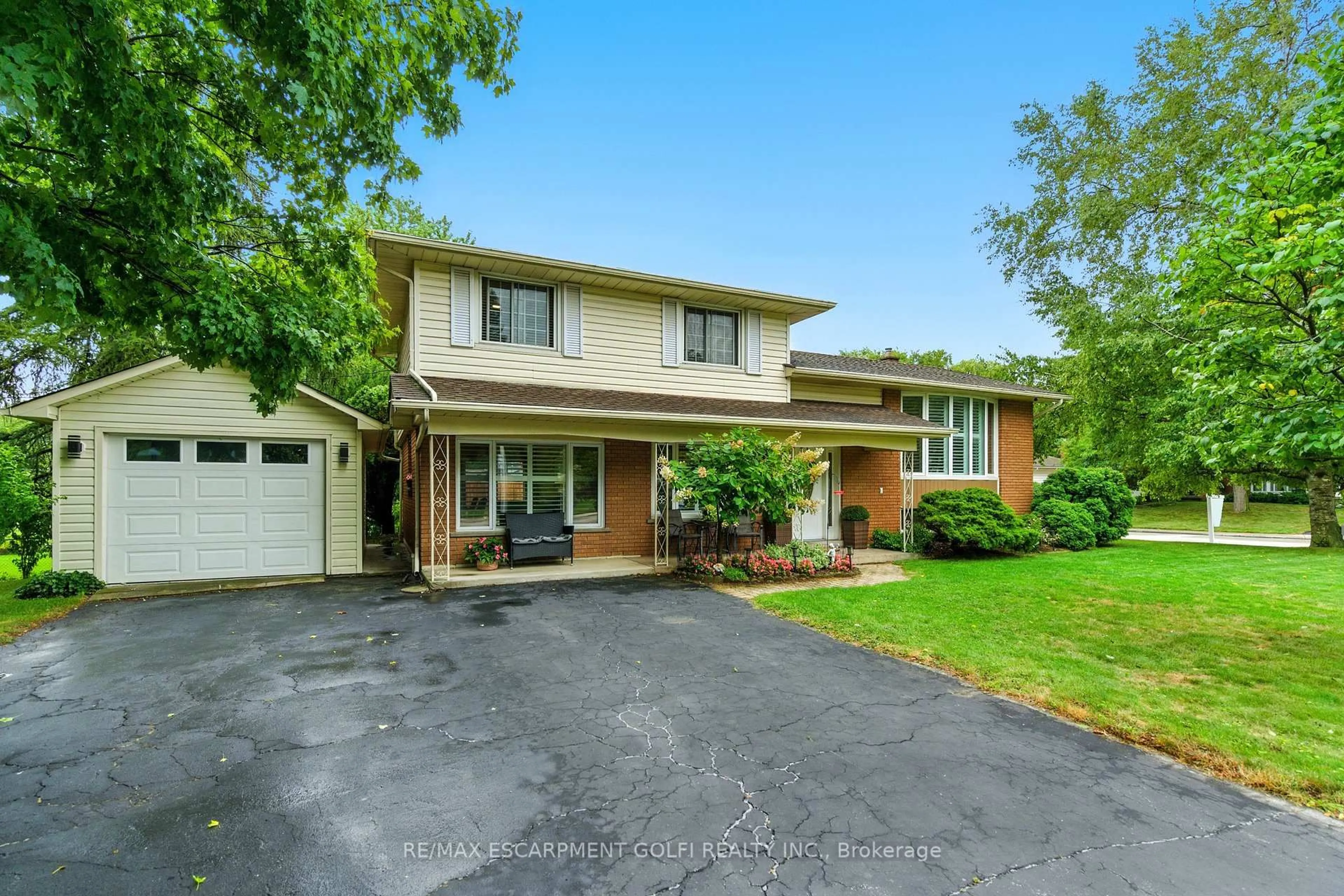 Home with brick exterior material, street for 1471 INNSWOOD Dr, Burlington Ontario L7P 2C5
