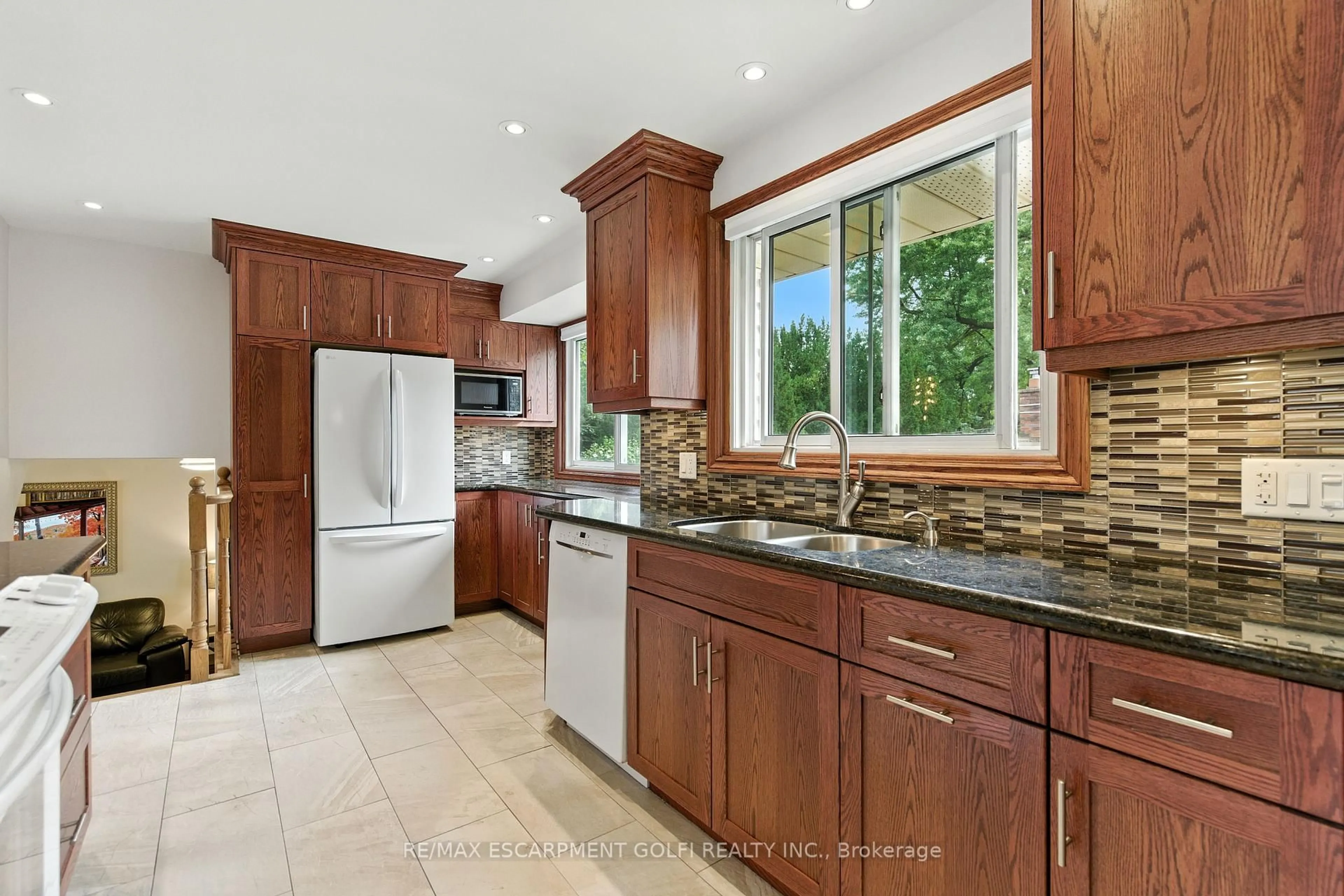 Open concept kitchen, ceramic/tile floor for 1471 INNSWOOD Dr, Burlington Ontario L7P 2C5