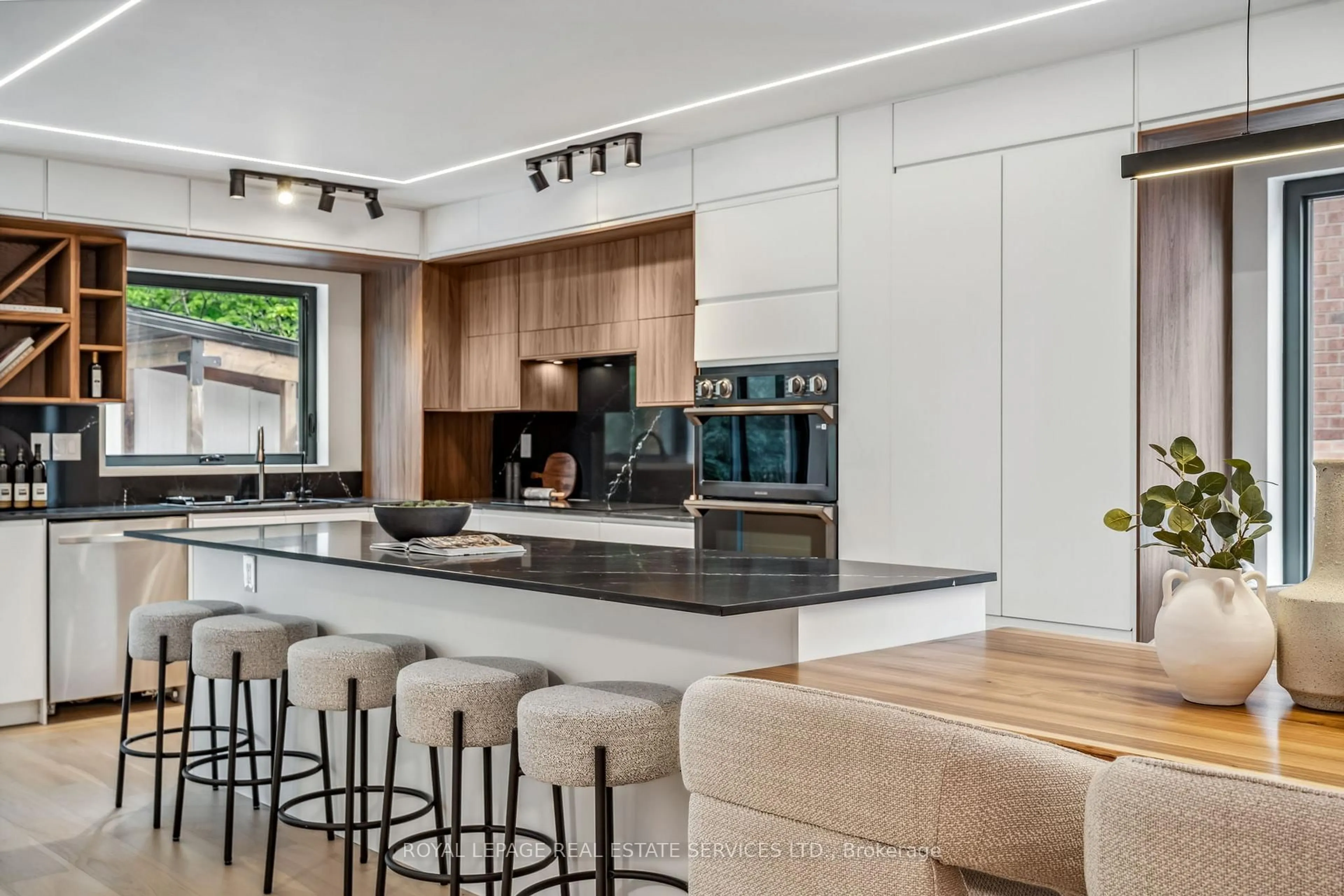 Contemporary kitchen, unknown for 1657 Glenvista Dr, Oakville Ontario L6H 6K6