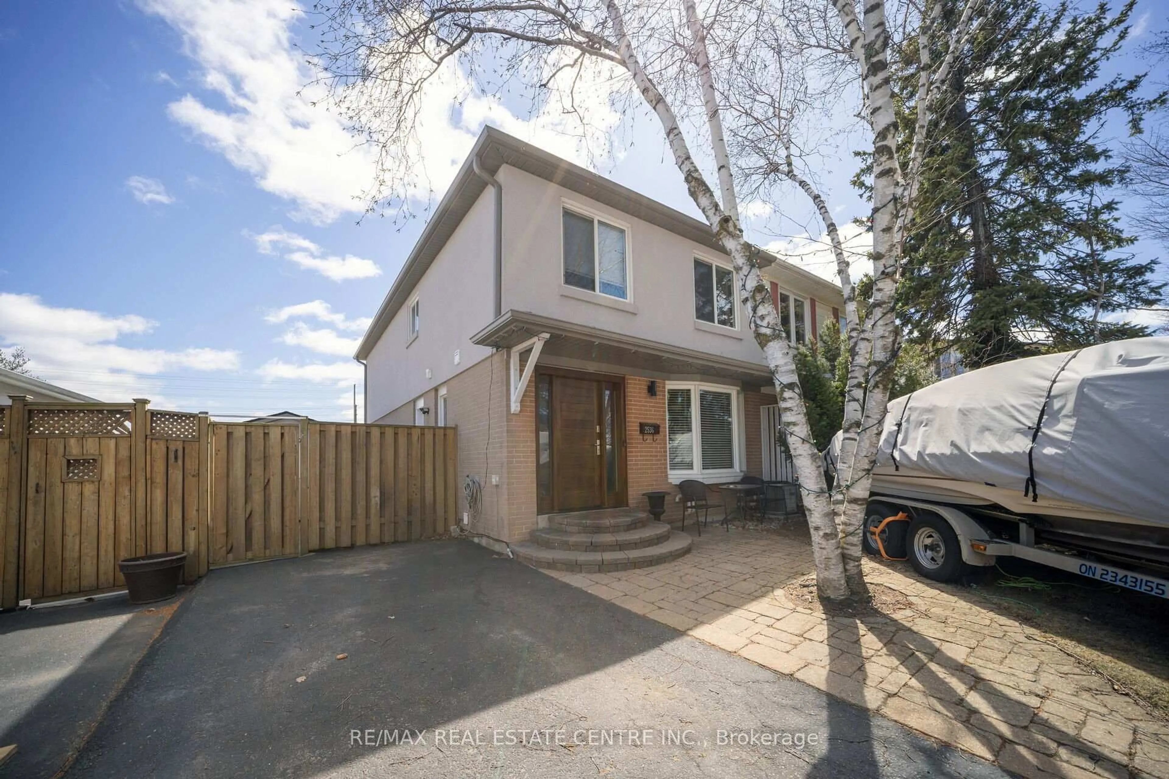 A pic from outside/outdoor area/front of a property/back of a property/a pic from drone, street for 2536 Barcella Cres, Mississauga Ontario L5K 1E2