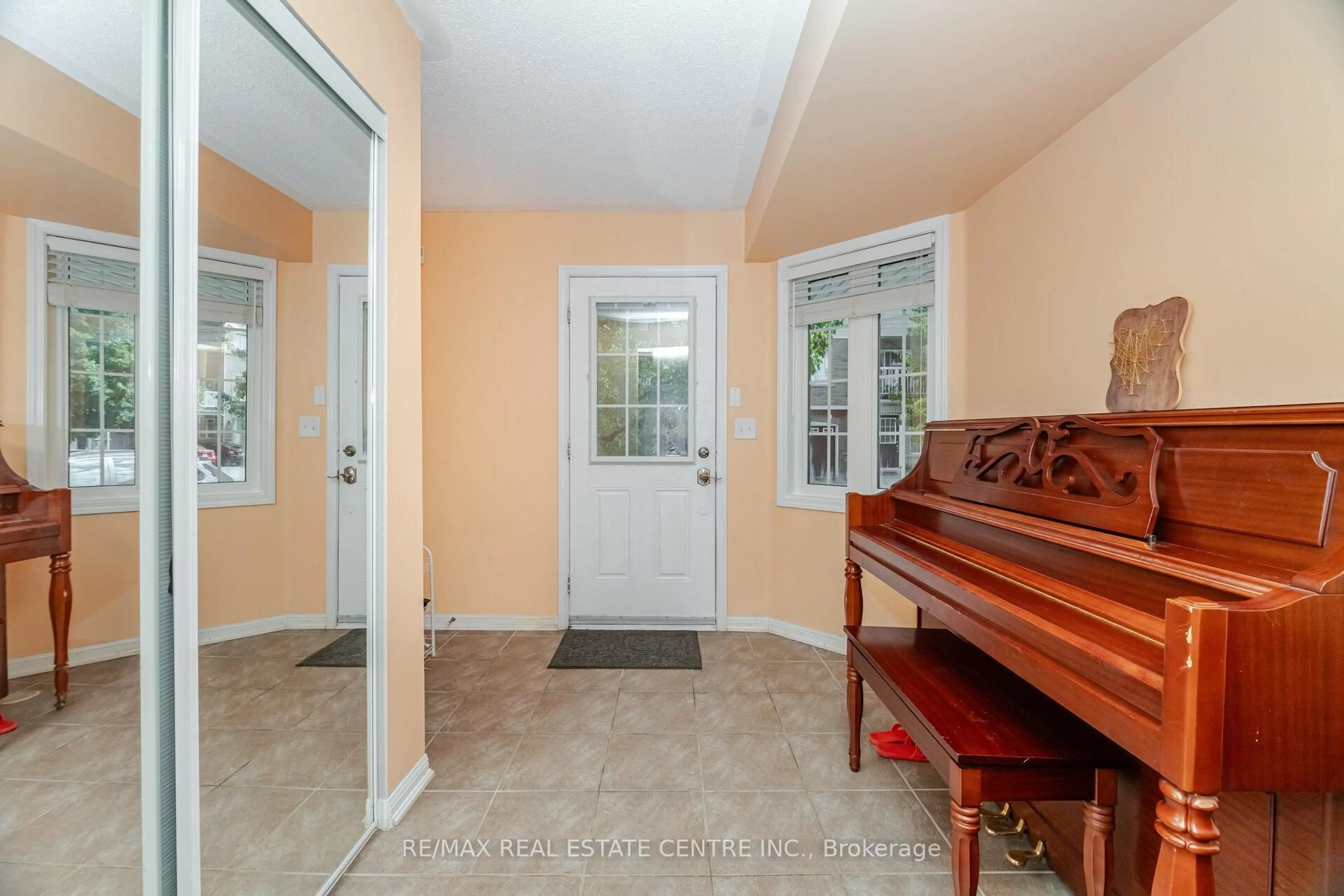 Indoor entryway for 620 Ferguson Dr #87, Milton Ontario L9T 0M8