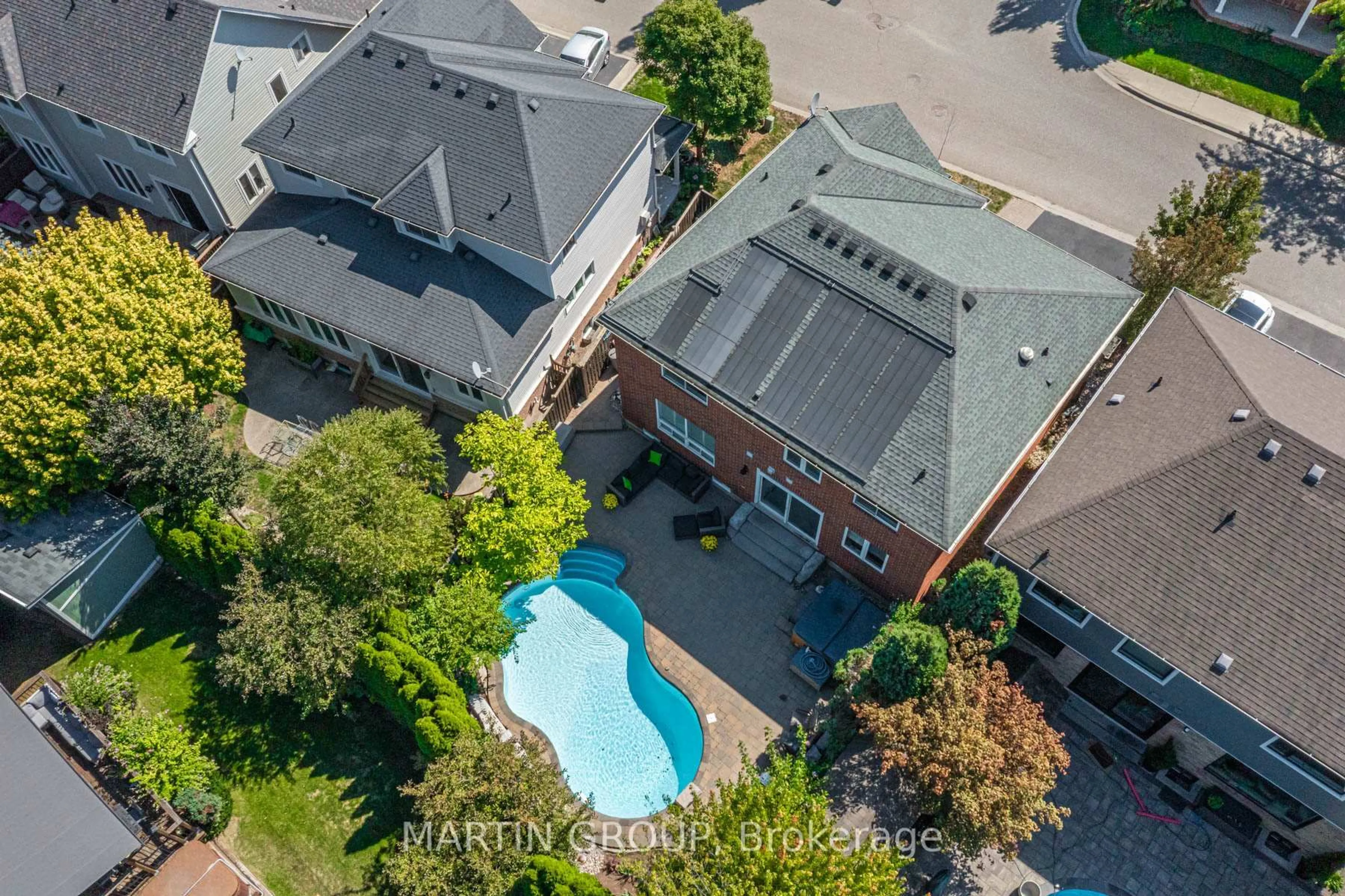 A pic from outside/outdoor area/front of a property/back of a property/a pic from drone, unknown for 5637 Roseville Crt, Burlington Ontario L7L 6V3