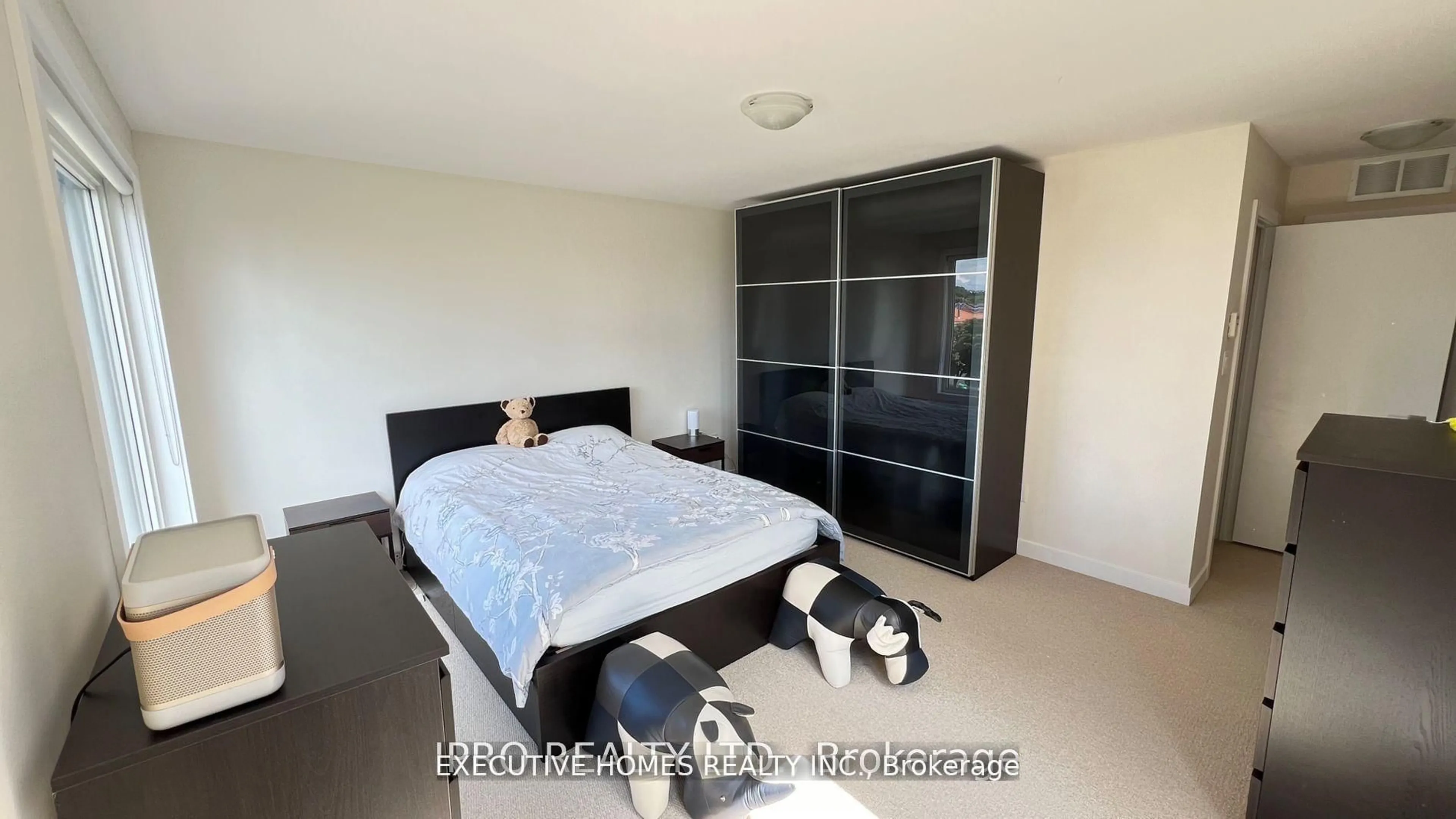 A pic of a room for 4020 Parkside Village Dr #9, Mississauga Ontario L5B 0K2