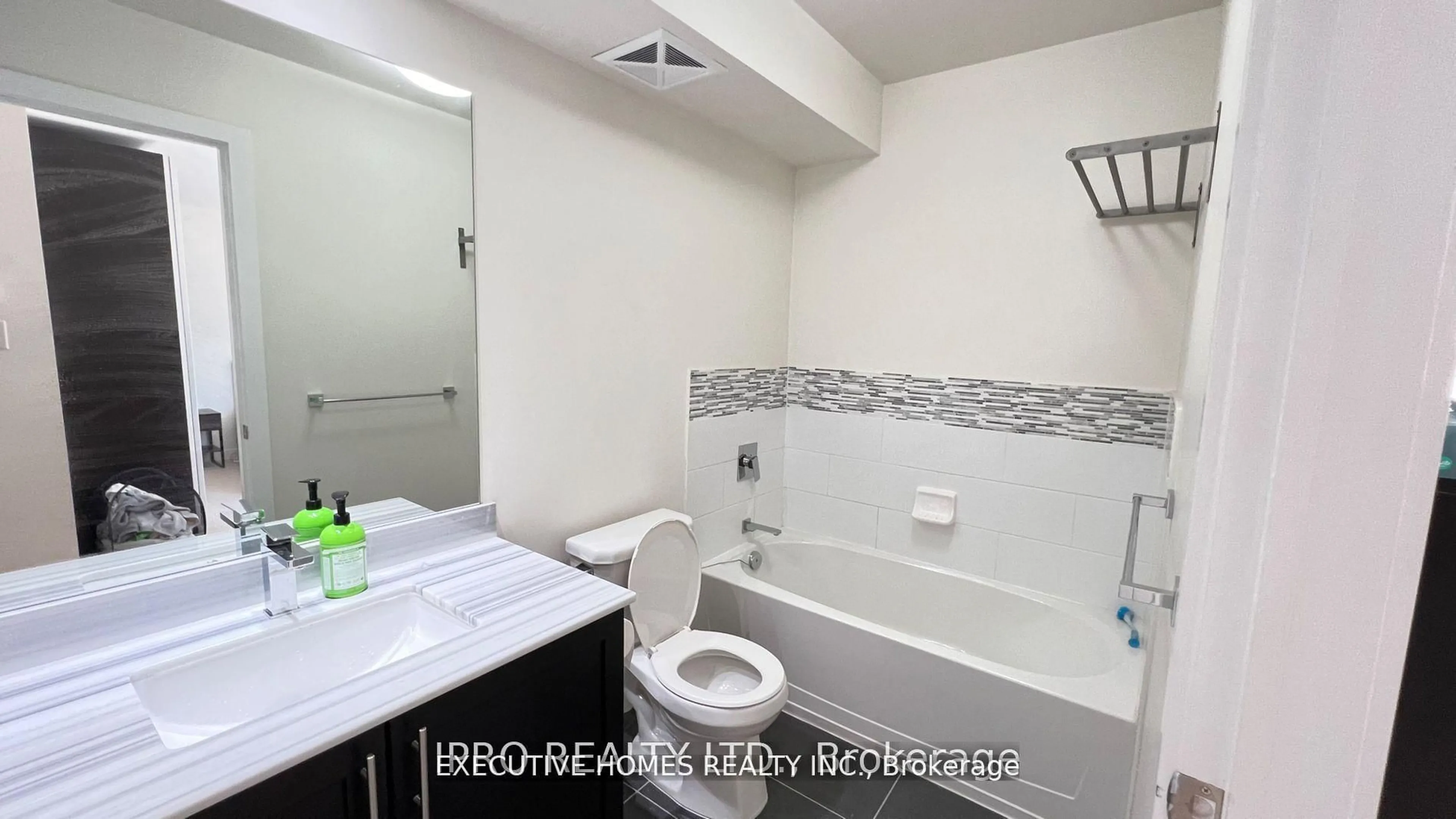 Standard bathroom, ceramic/tile floor for 4020 Parkside Village Dr #9, Mississauga Ontario L5B 0K2