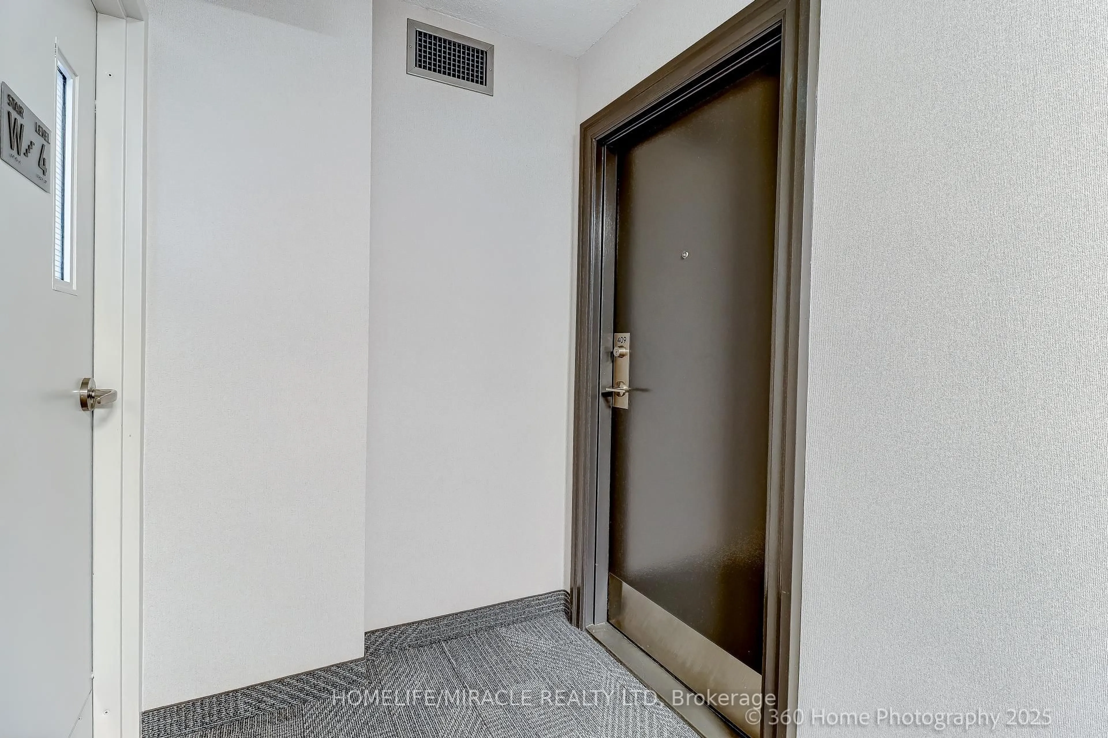 Indoor foyer for 3501 Glen Erin Dr #409, Mississauga Ontario L5L 2E9