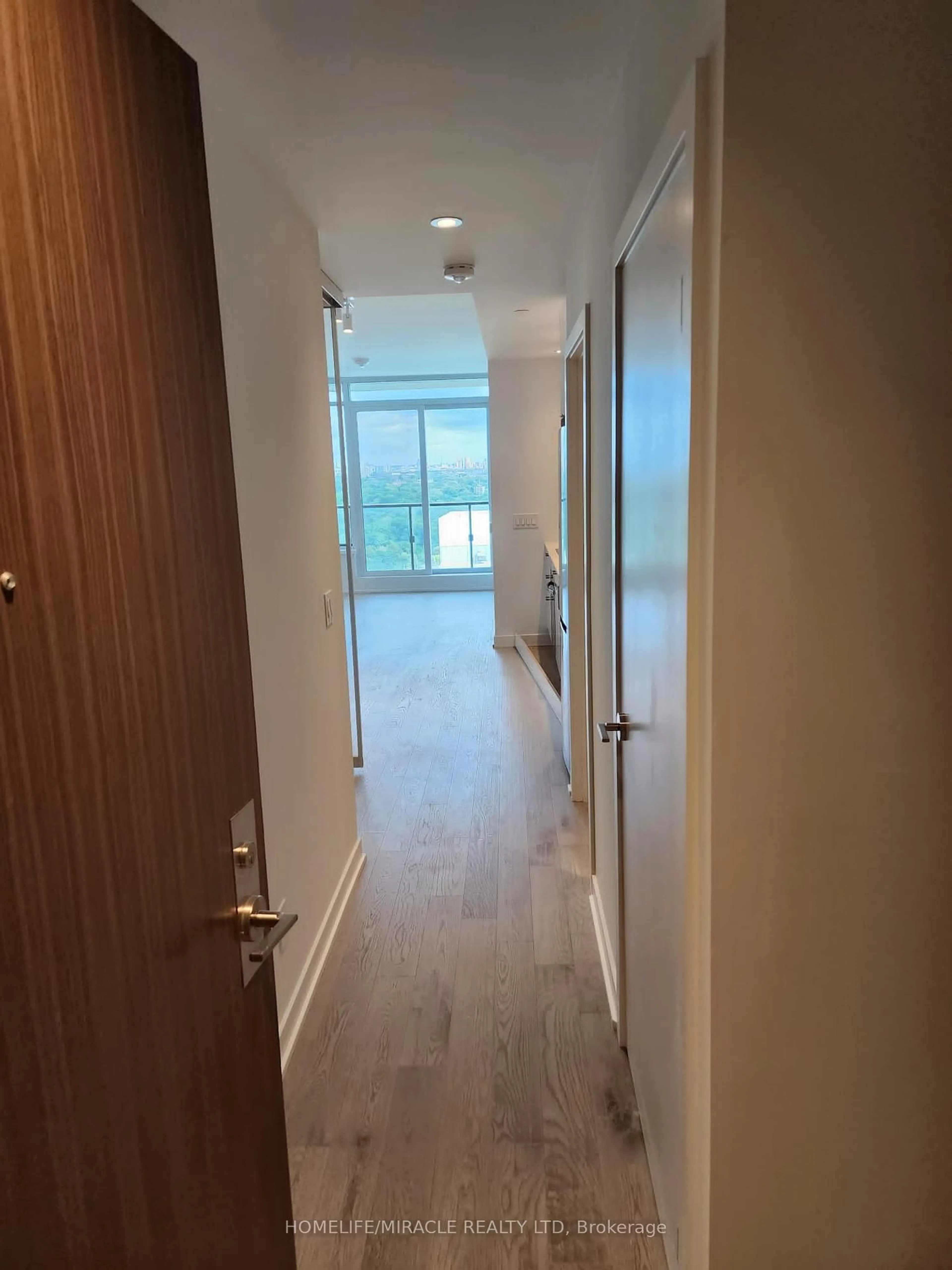Indoor foyer for 1926 Lakeshore Blvd #2805, Toronto Ontario M6S 1A1