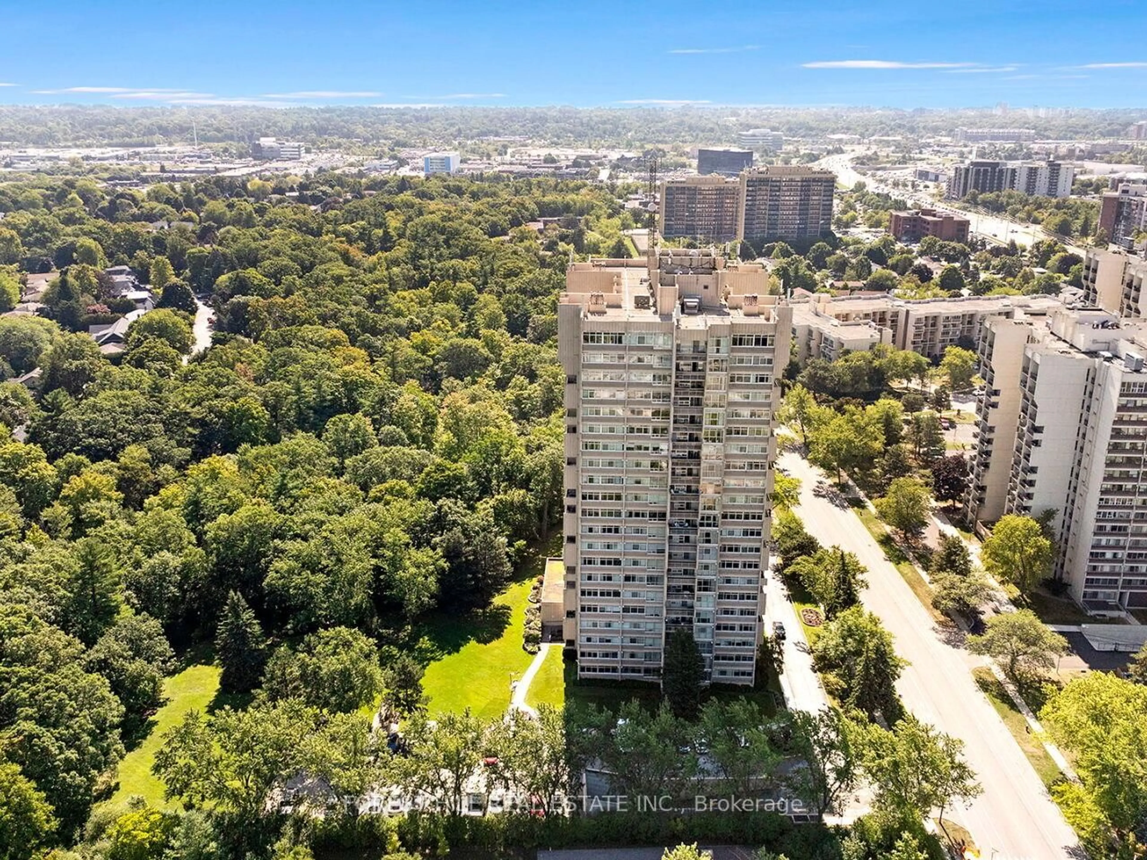 A pic from outside/outdoor area/front of a property/back of a property/a pic from drone, city buildings view from balcony for 1359 WHITE OAK Blvd #608, Oakville Ontario L6H 0H3