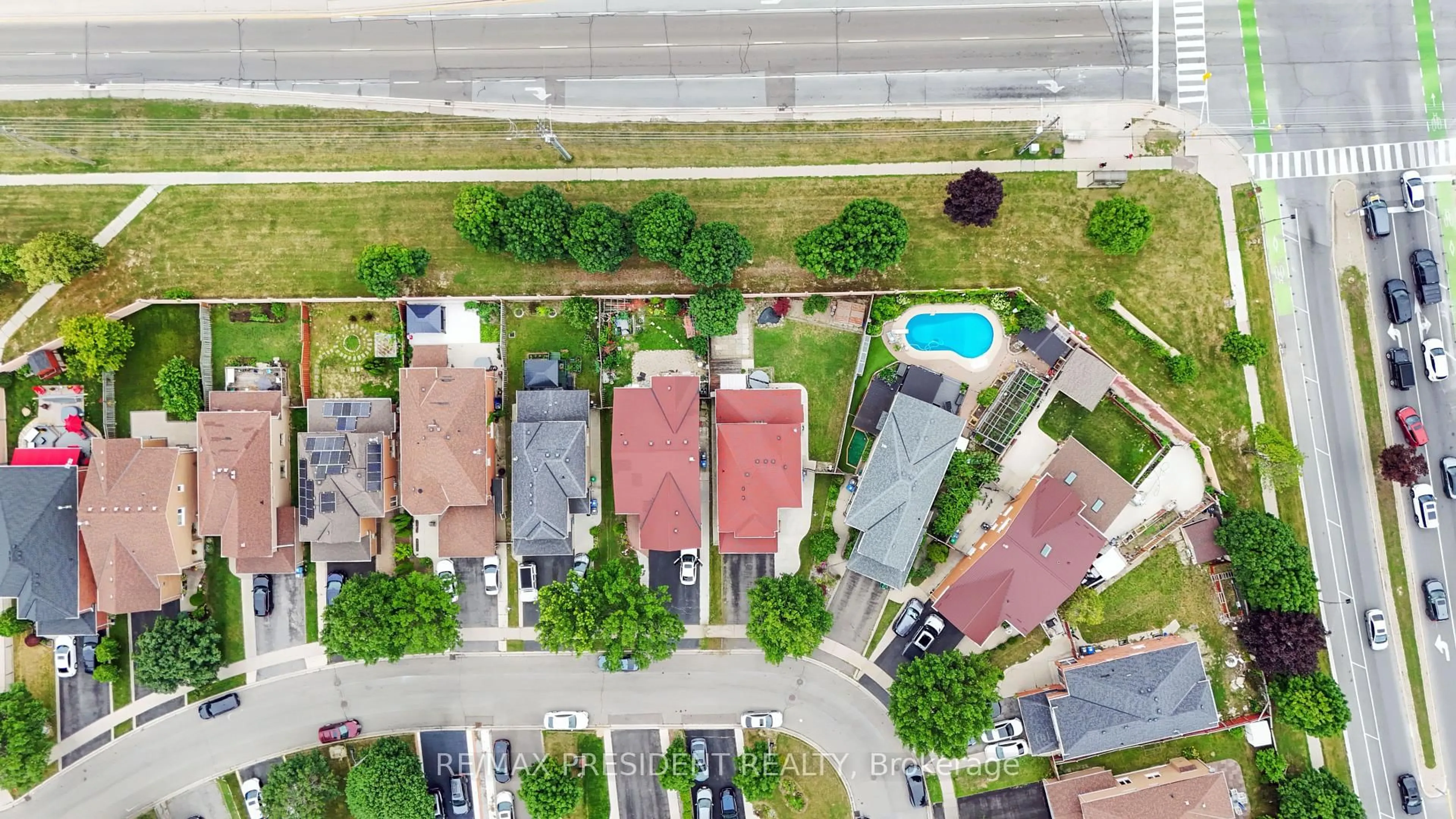 A pic from outside/outdoor area/front of a property/back of a property/a pic from drone, street for 41 Rangeland Rd, Brampton Ontario L6R 1L2