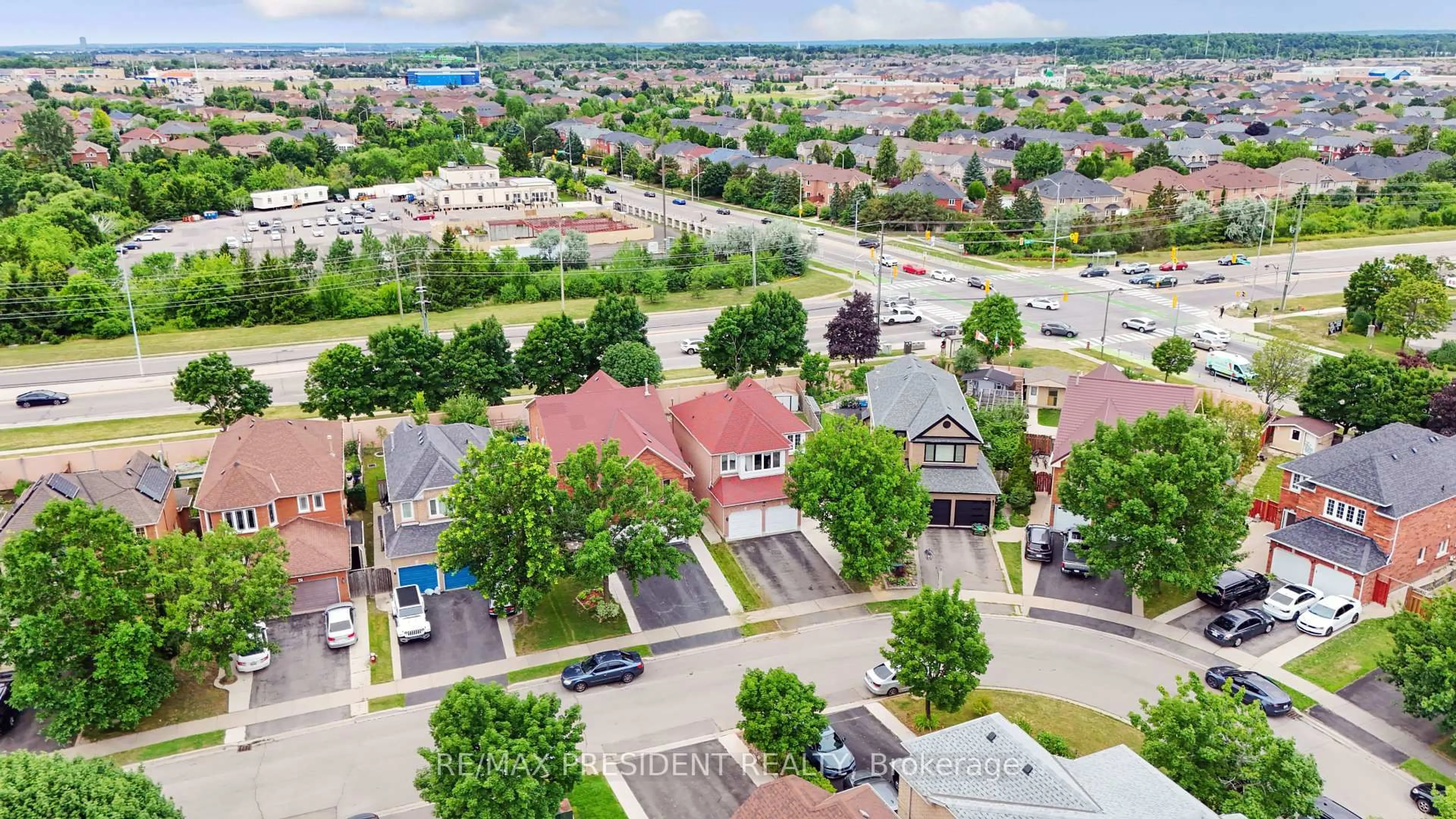 A pic from outside/outdoor area/front of a property/back of a property/a pic from drone, unknown for 41 Rangeland Rd, Brampton Ontario L6R 1L2