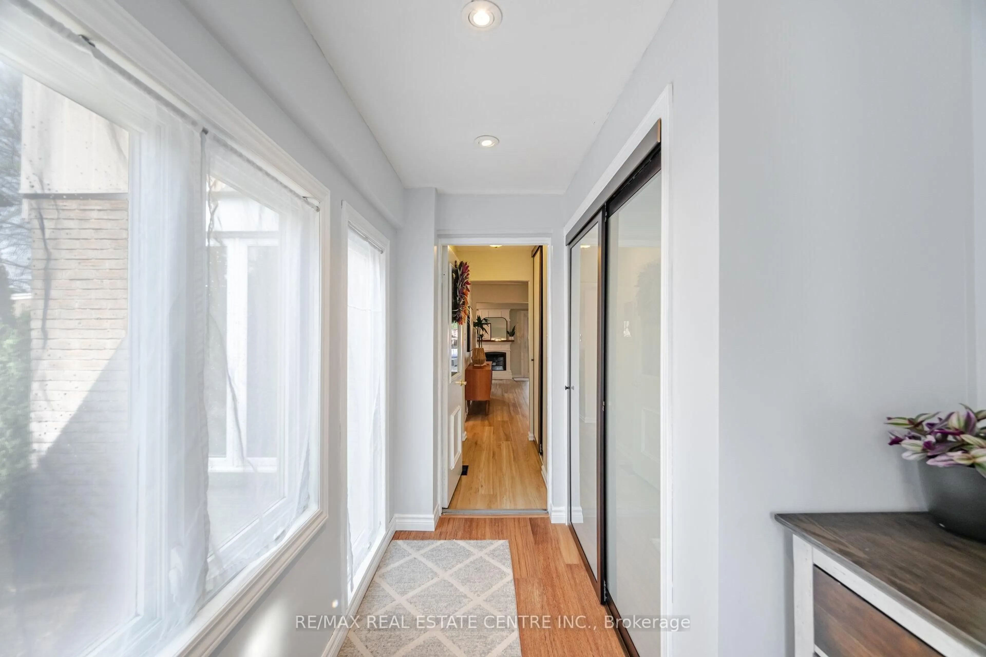 Indoor entryway for 3017 Glace Bay Rd, Mississauga Ontario L5N 2J9