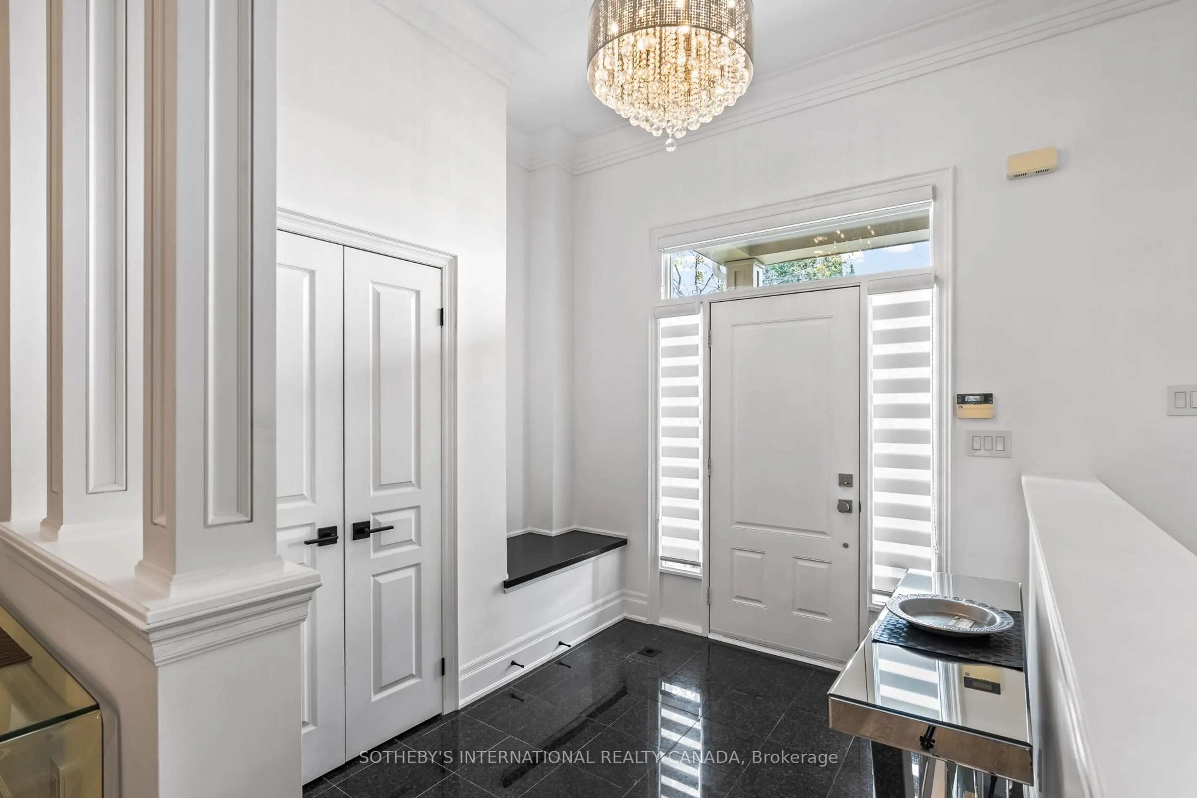 Indoor entryway for 54 St Lawrence Dr #22, Mississauga Ontario L5G 4V1