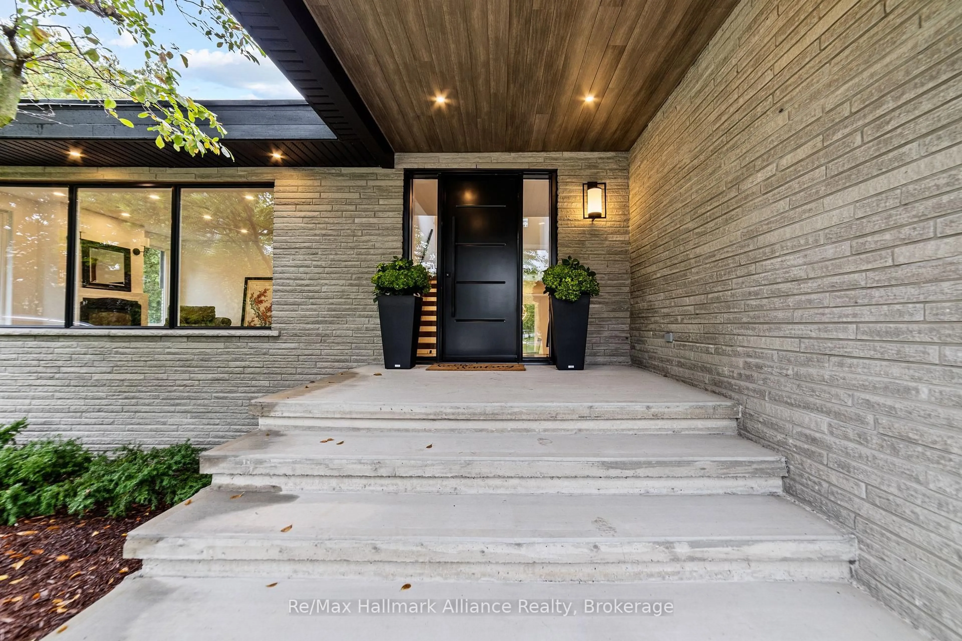 Indoor entryway for 247 Willowridge Crt, Oakville Ontario L6L 5J1