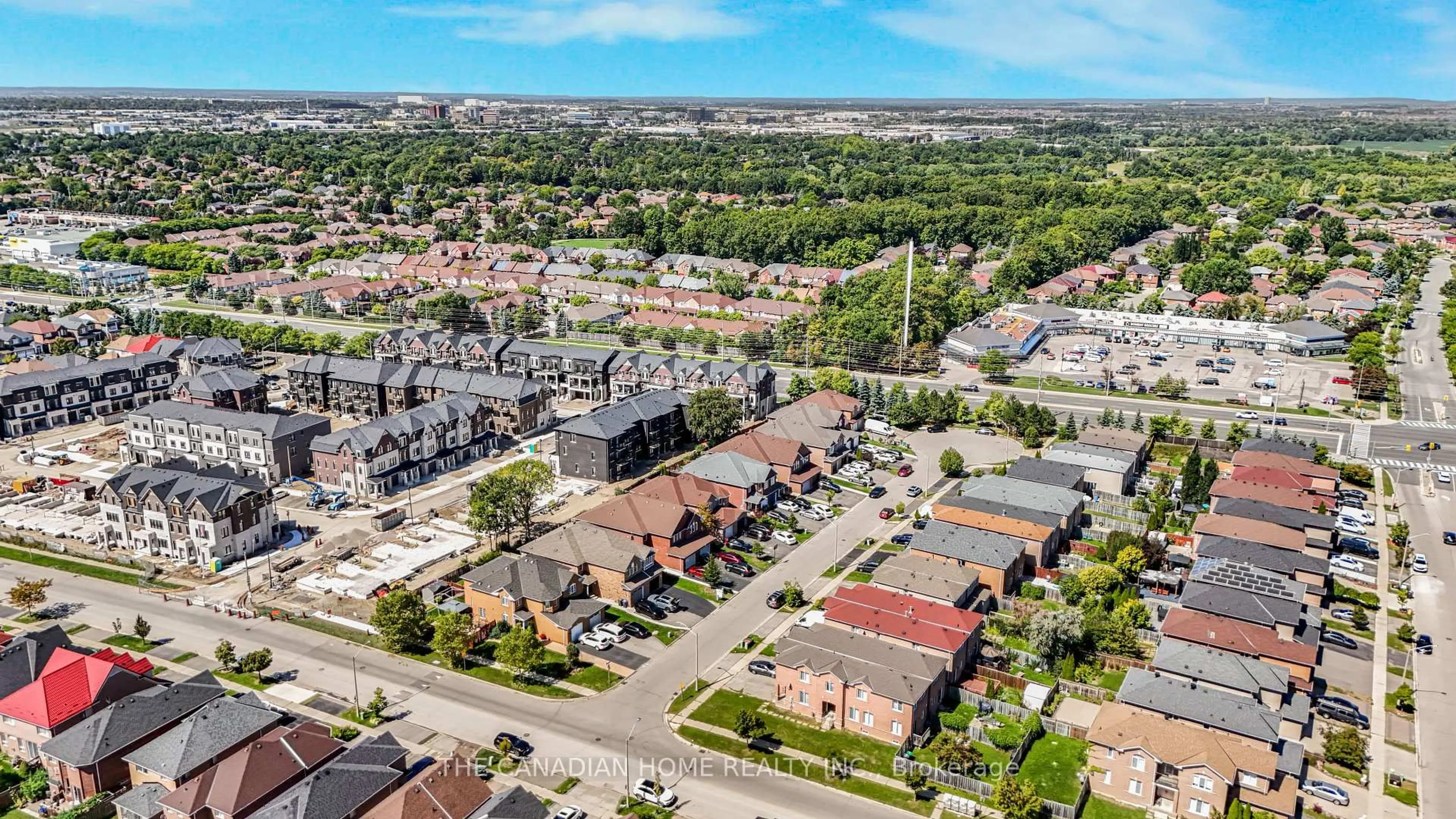 A pic from outside/outdoor area/front of a property/back of a property/a pic from drone, street for 5938 Candlebrook Crt, Mississauga Ontario L5V 2V5