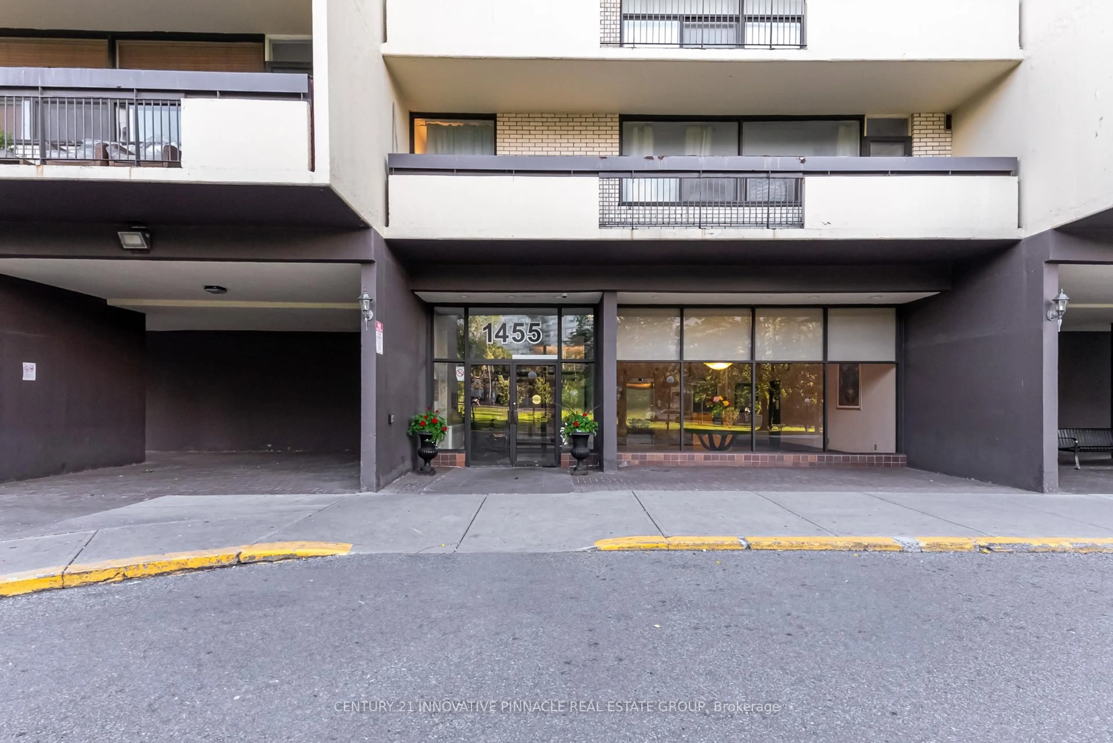 Indoor foyer for 1455 Lawrence Ave #1504, Toronto Ontario M6L 1B1