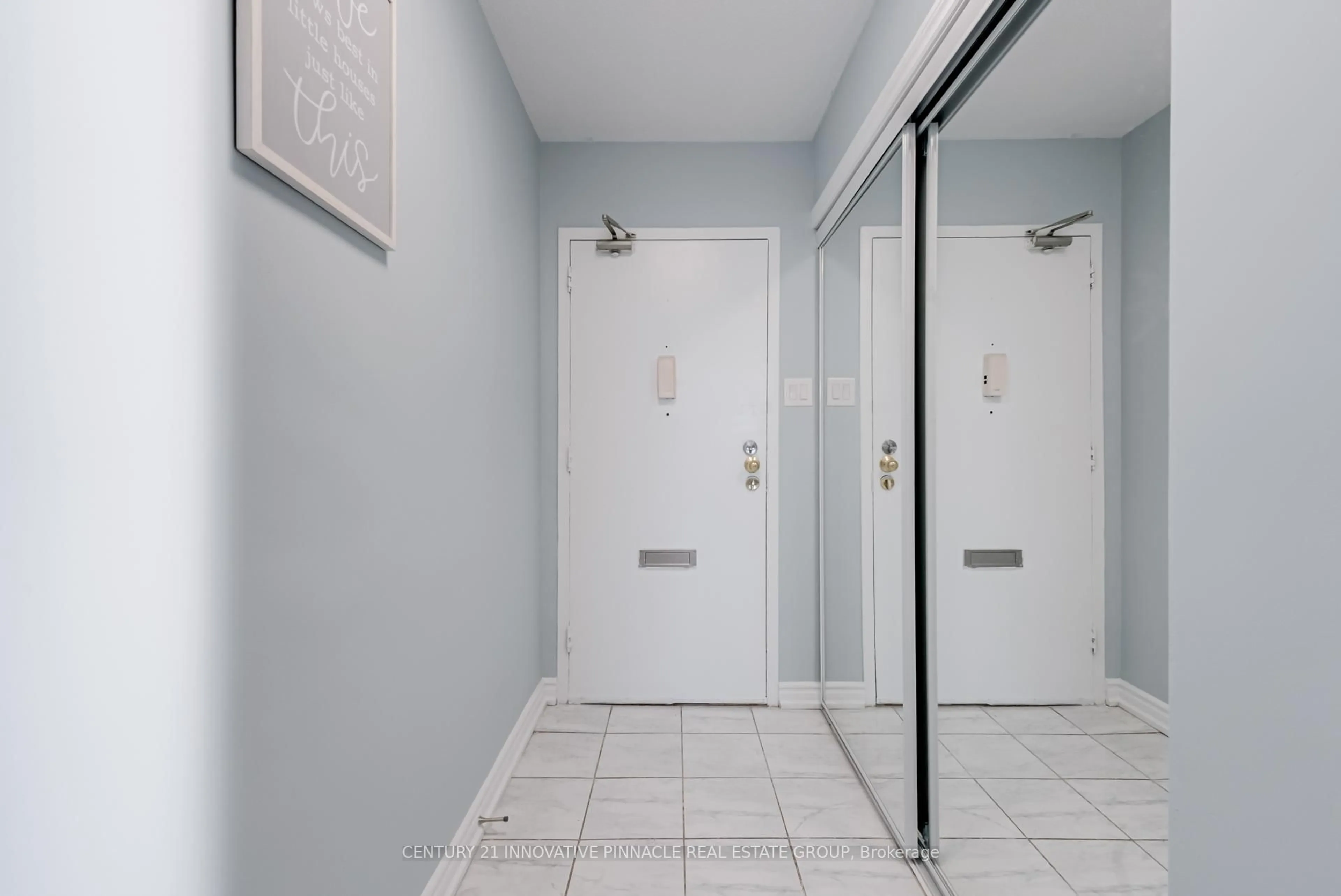 Indoor foyer for 1455 Lawrence Ave #1504, Toronto Ontario M6L 1B1