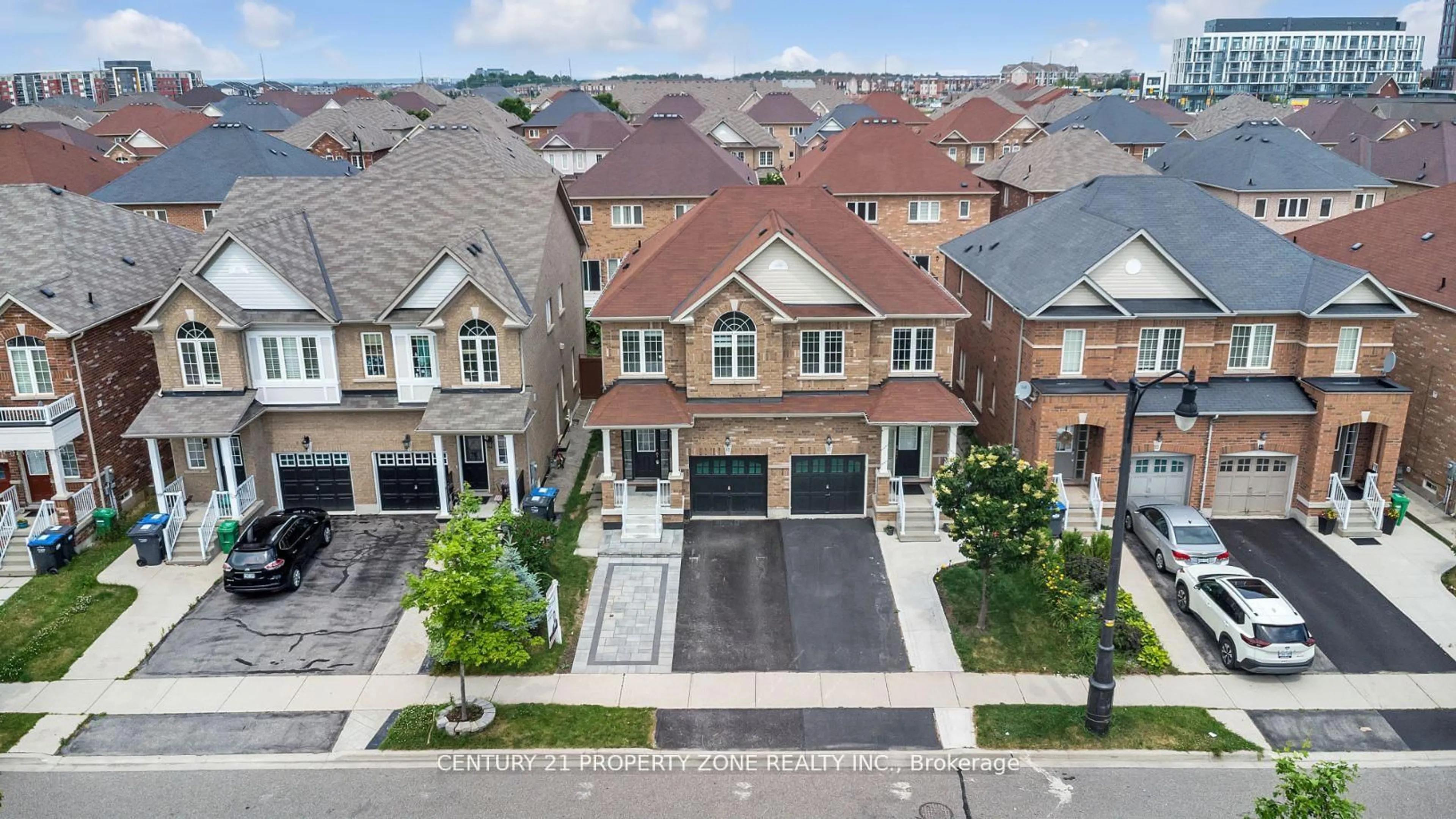 A pic from outside/outdoor area/front of a property/back of a property/a pic from drone, street for 17 Crumlin Cres, Brampton Ontario L6X 0Y4