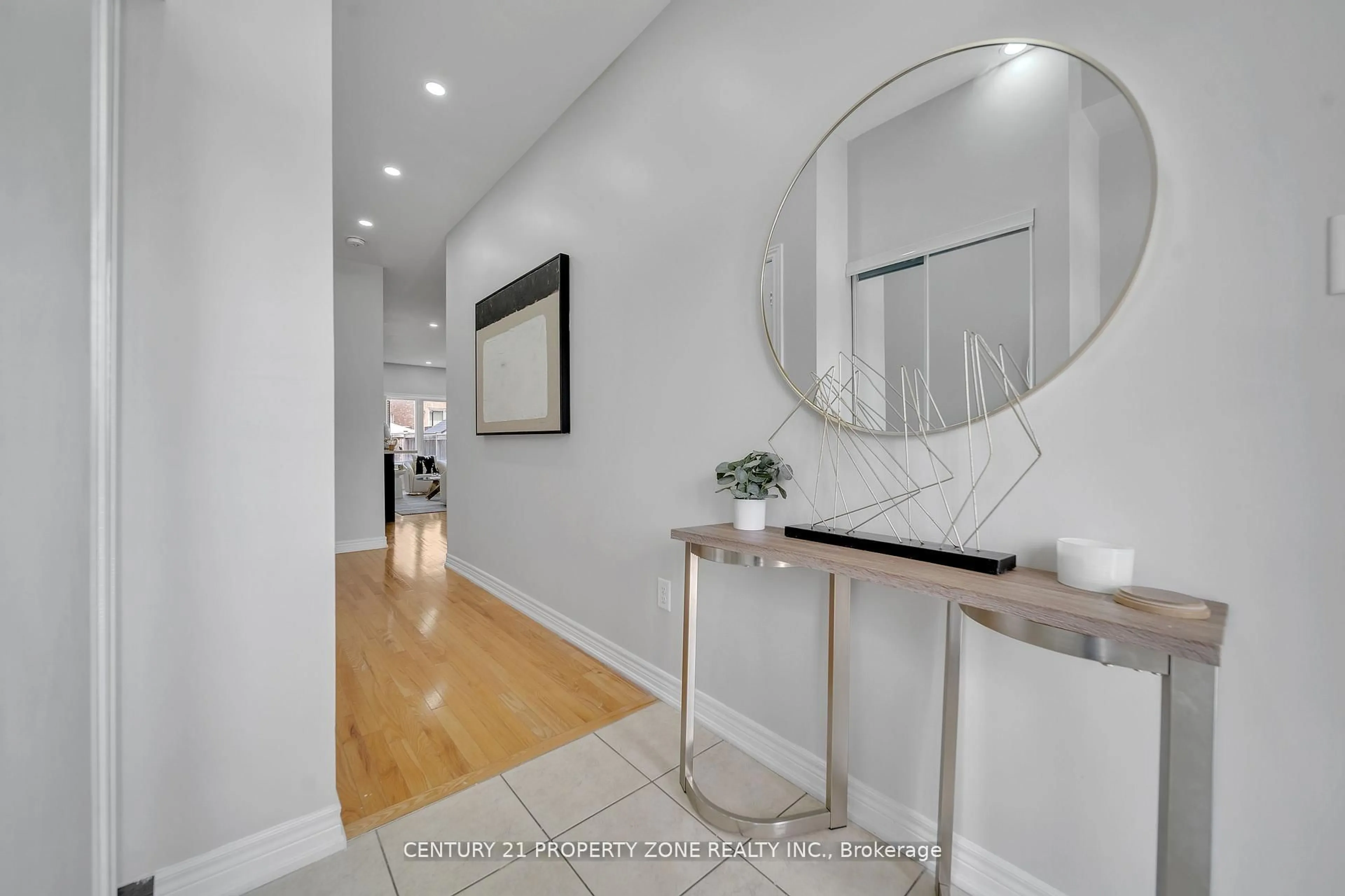Indoor entryway for 17 Crumlin Cres, Brampton Ontario L6X 0Y4