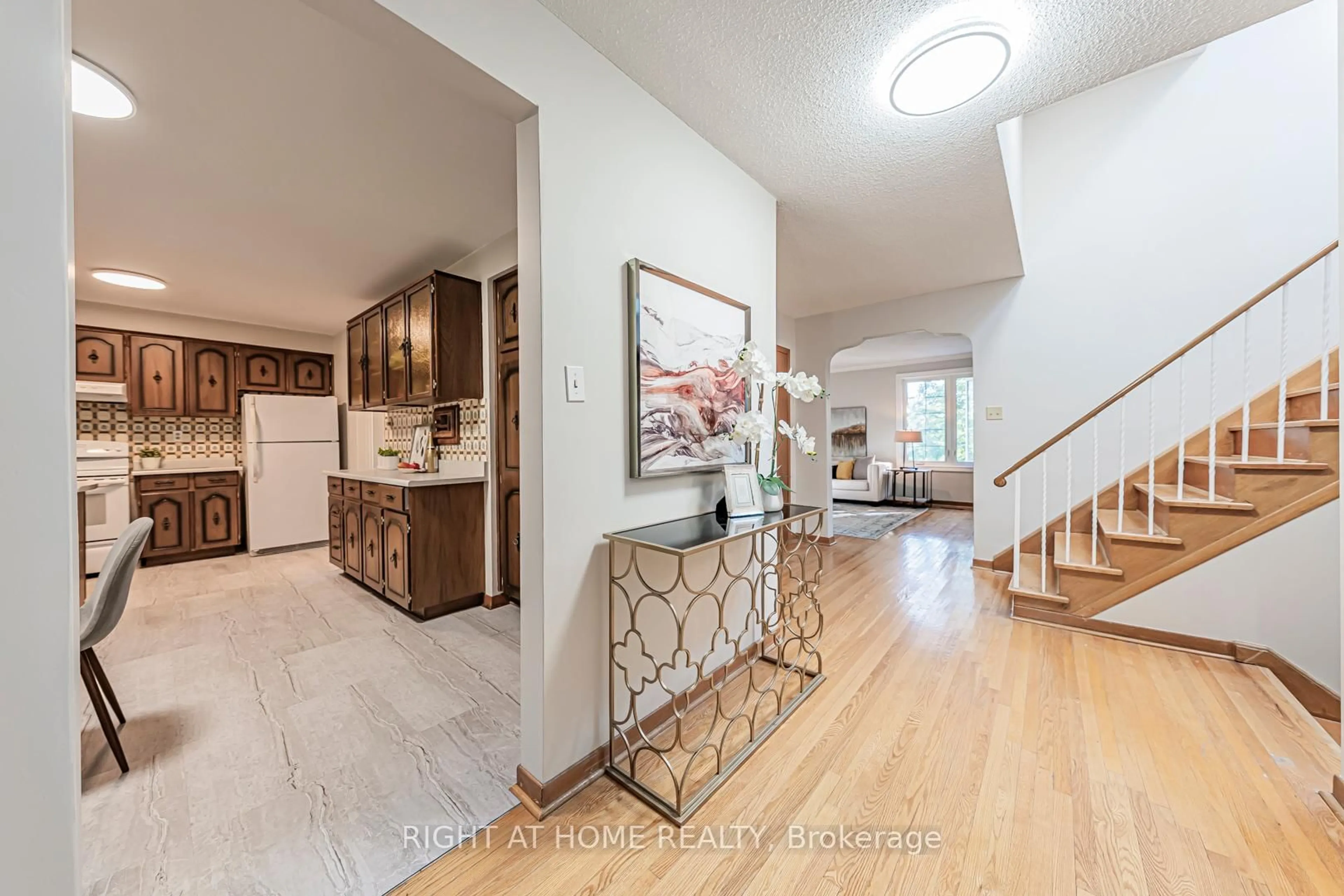 Indoor foyer for 5 Greyswood Crt, Toronto Ontario M9P 3P8