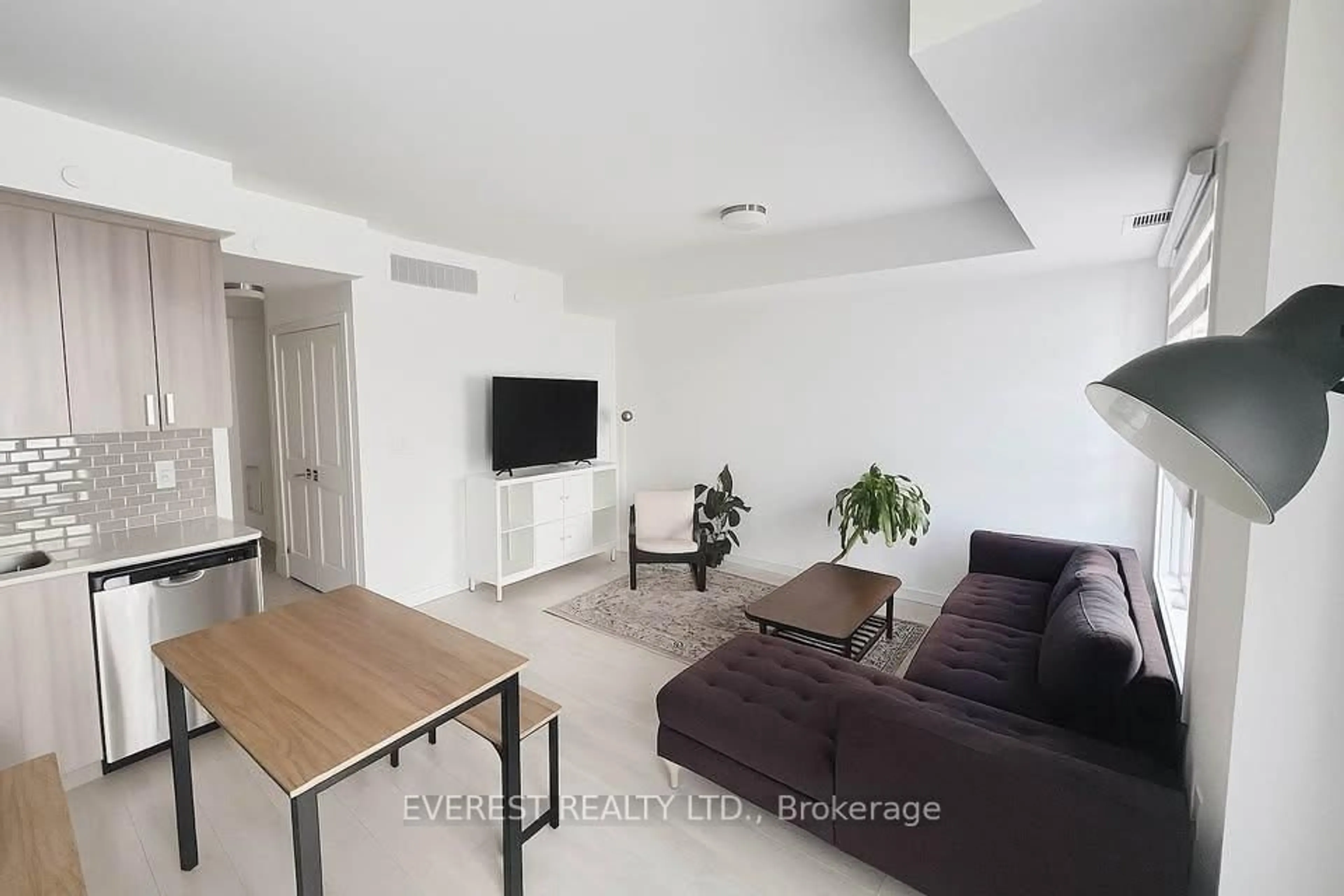 Living room with furniture, unknown for 4045 Hickory Dr #13, Mississauga Ontario L4W 1L1