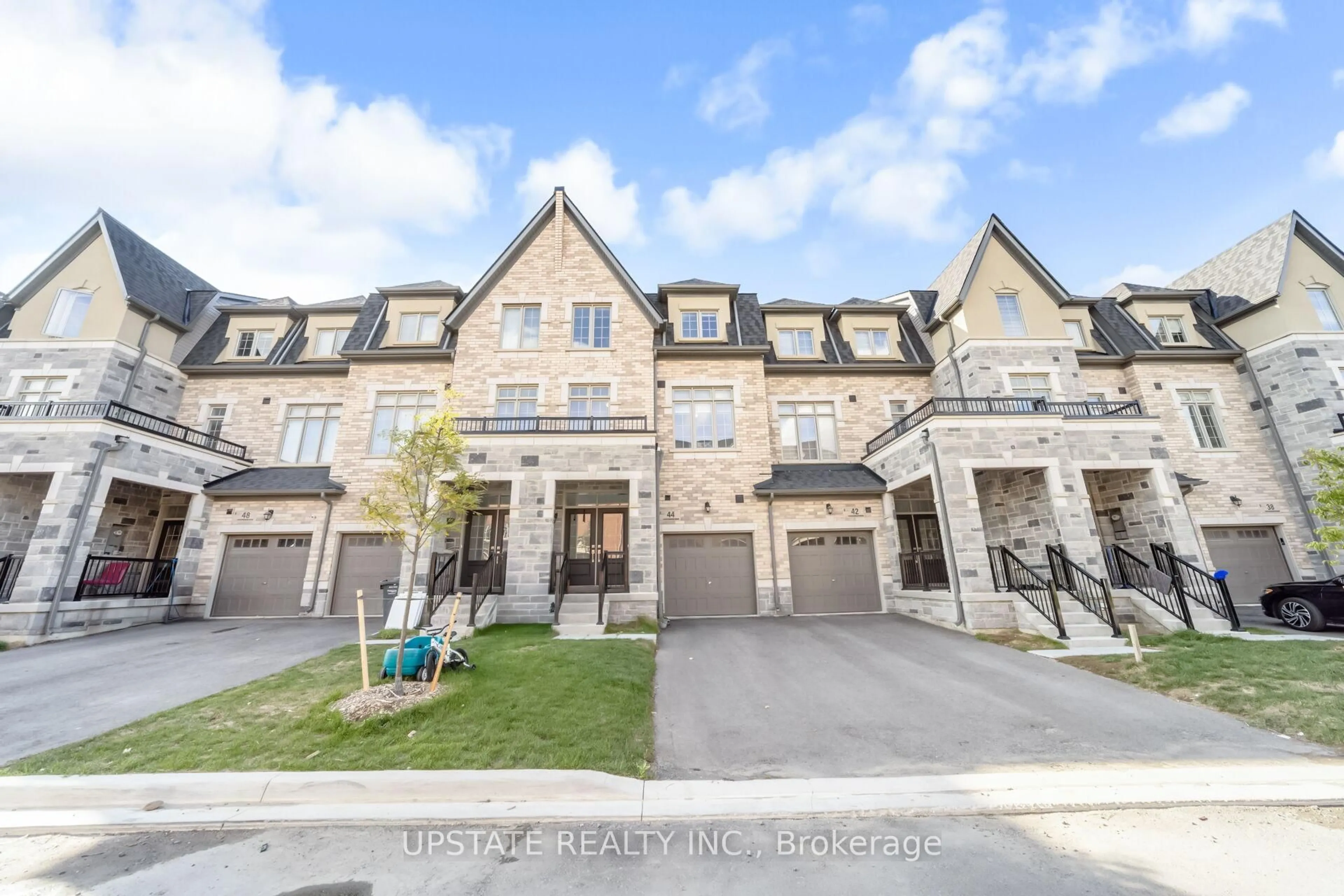 A pic from outside/outdoor area/front of a property/back of a property/a pic from drone, street for 44 Foxsparrow Rd, Brampton Ontario L6R 4E1
