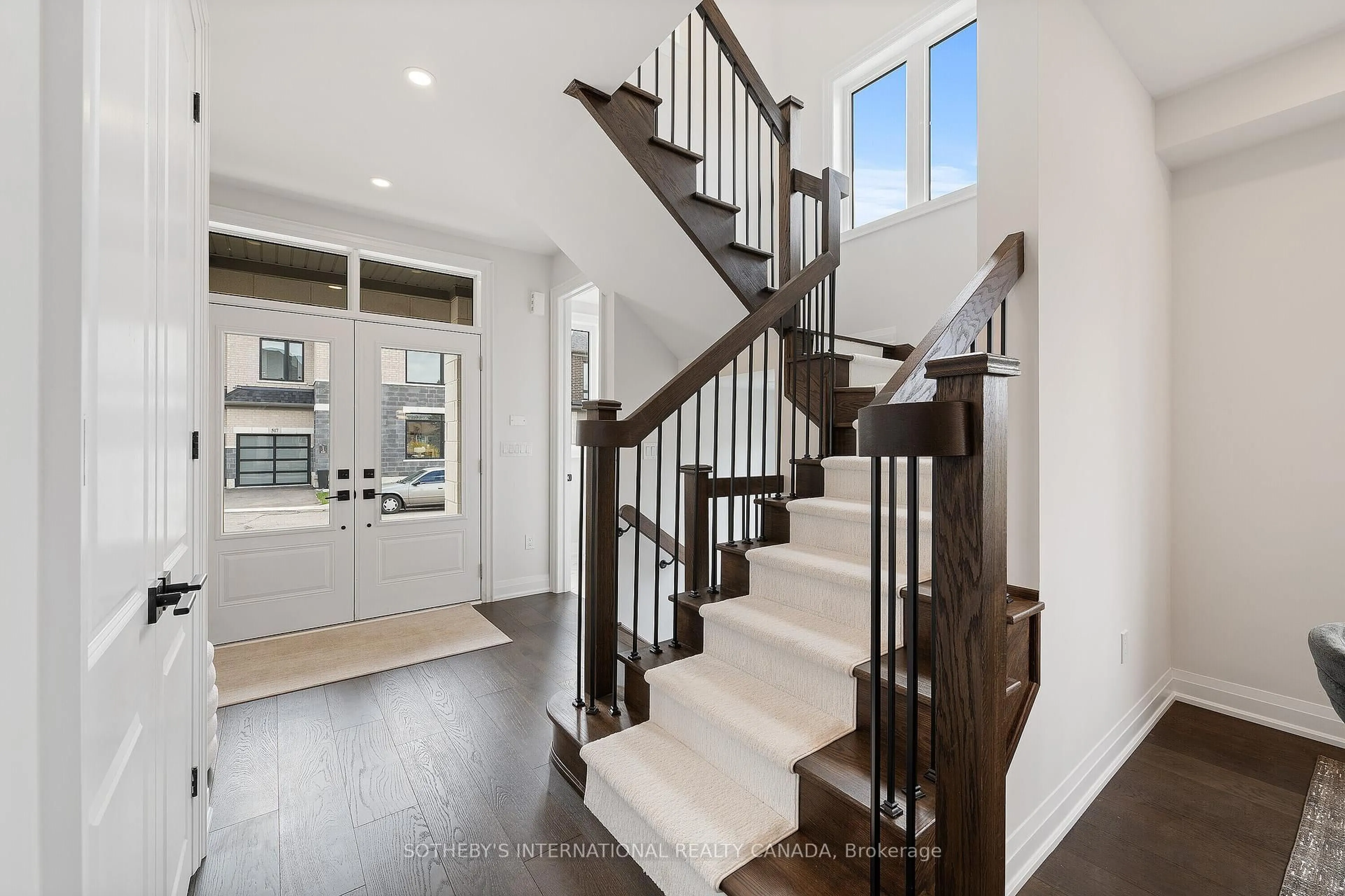 Indoor entryway for 514 Markay Common, Burlington Ontario L7S 0A6