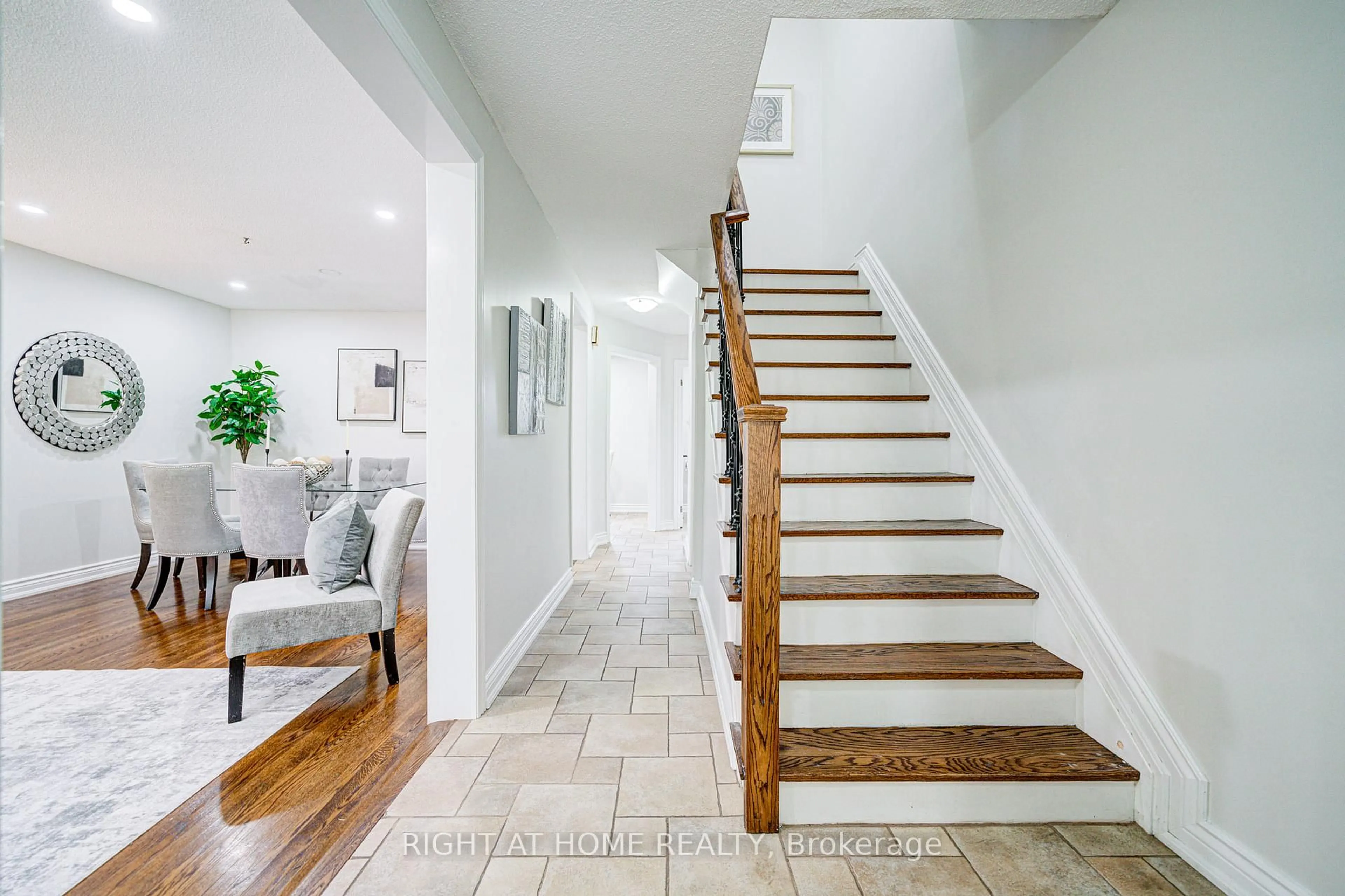 Indoor entryway for 2674 Constable Rd, Mississauga Ontario L5J 1W4