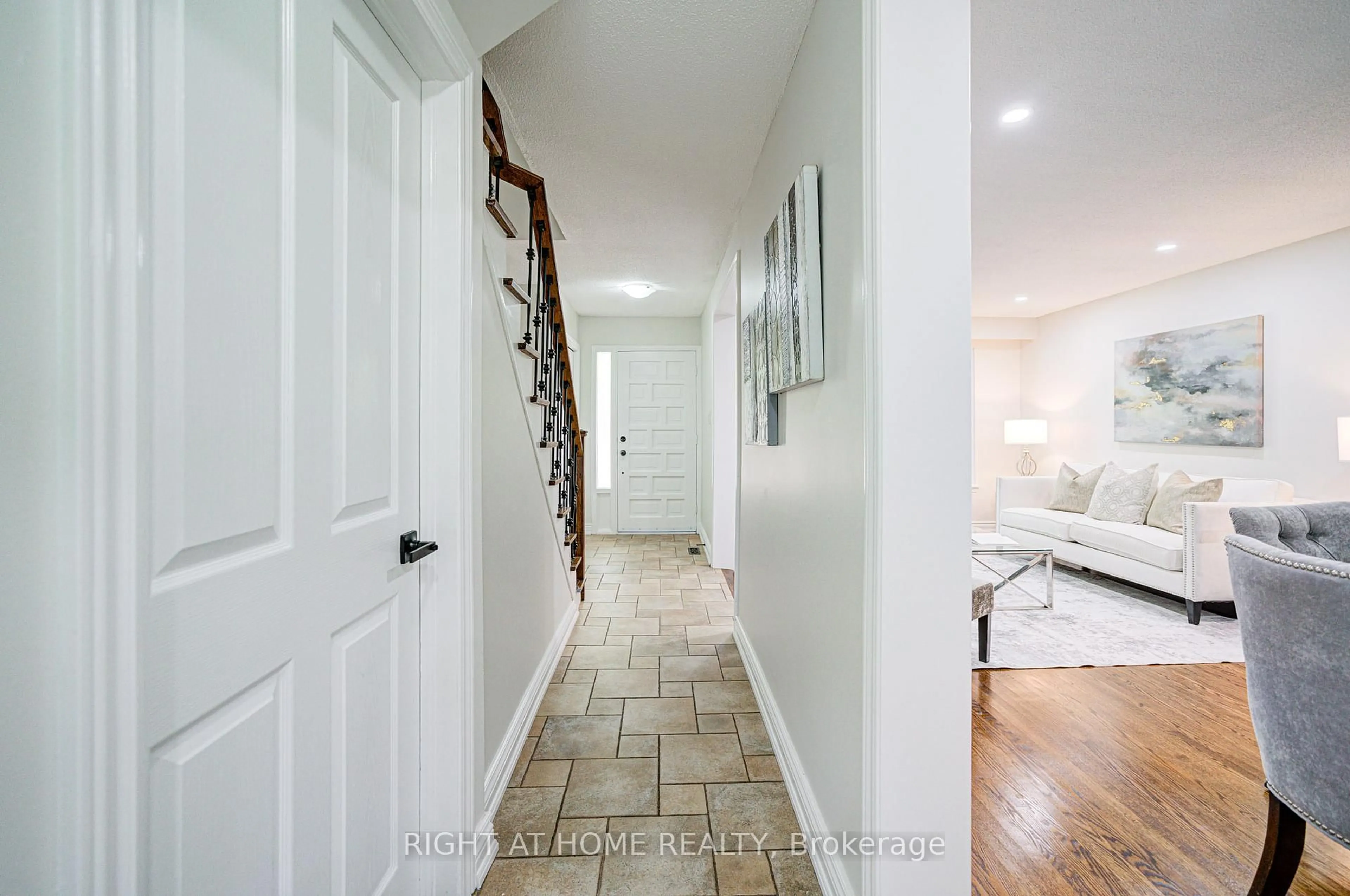 Indoor entryway for 2674 Constable Rd, Mississauga Ontario L5J 1W4