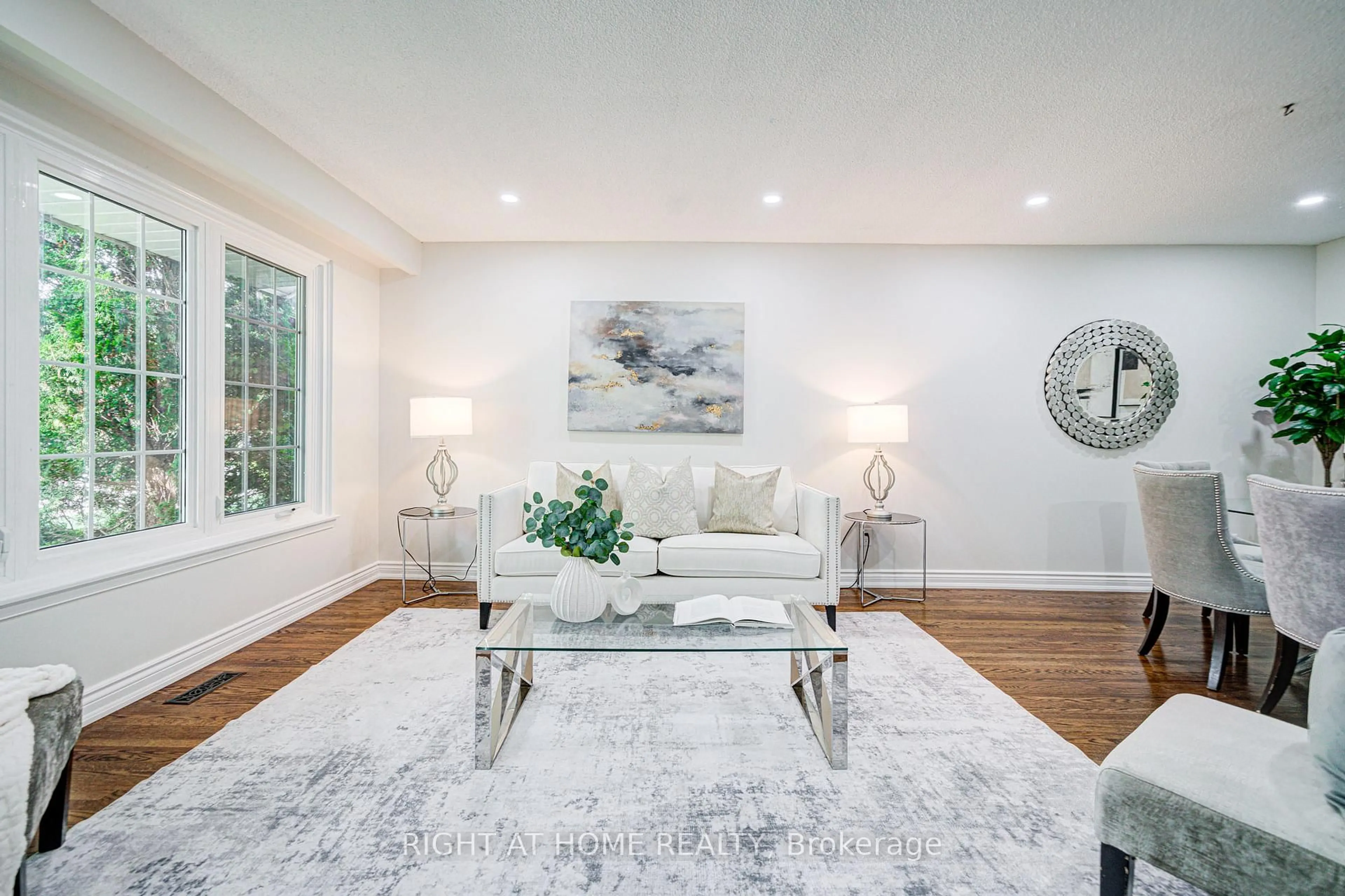 Living room with furniture, unknown for 2674 Constable Rd, Mississauga Ontario L5J 1W4