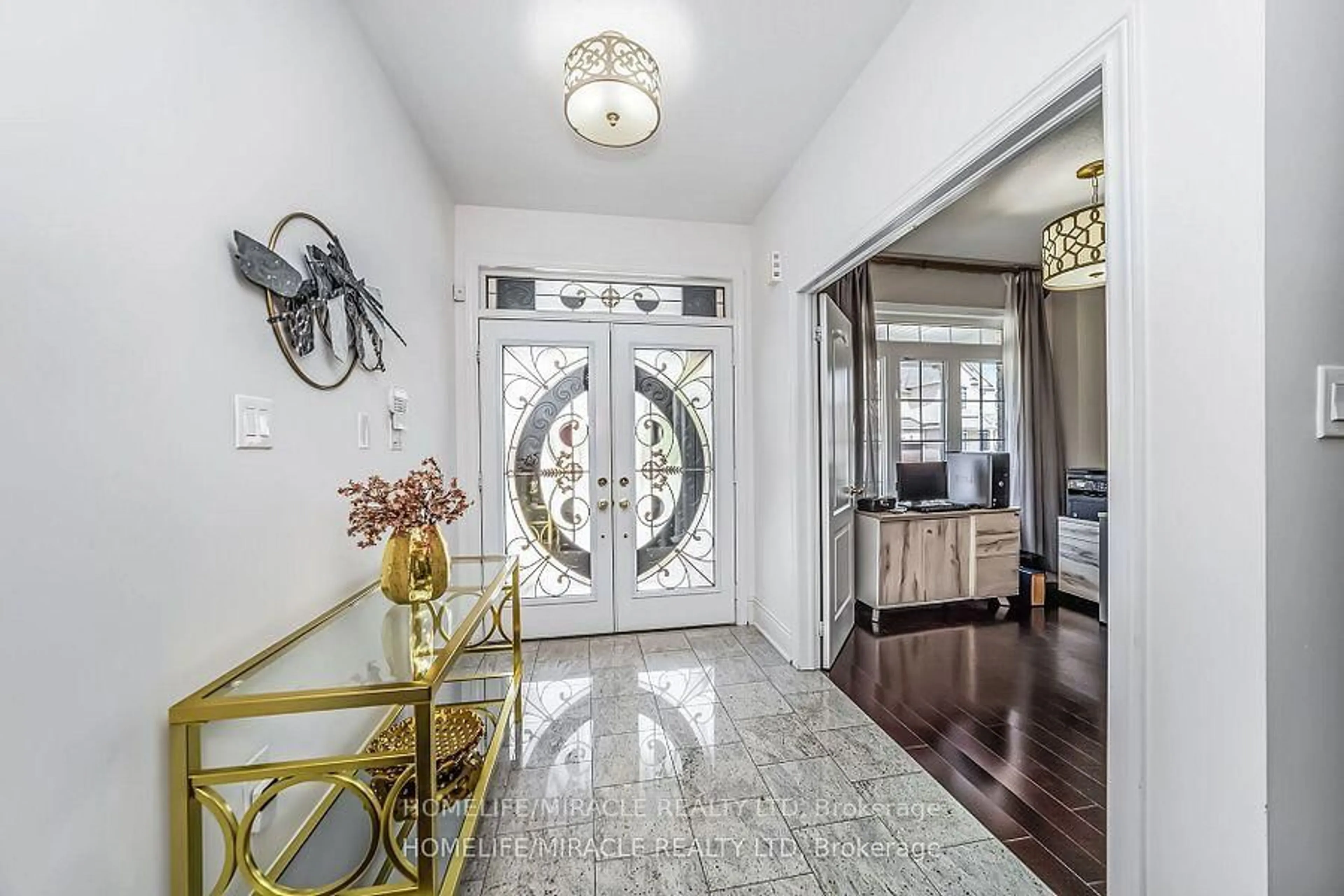 Indoor entryway for 6 Currant Rd, Brampton Ontario L6P 3G1