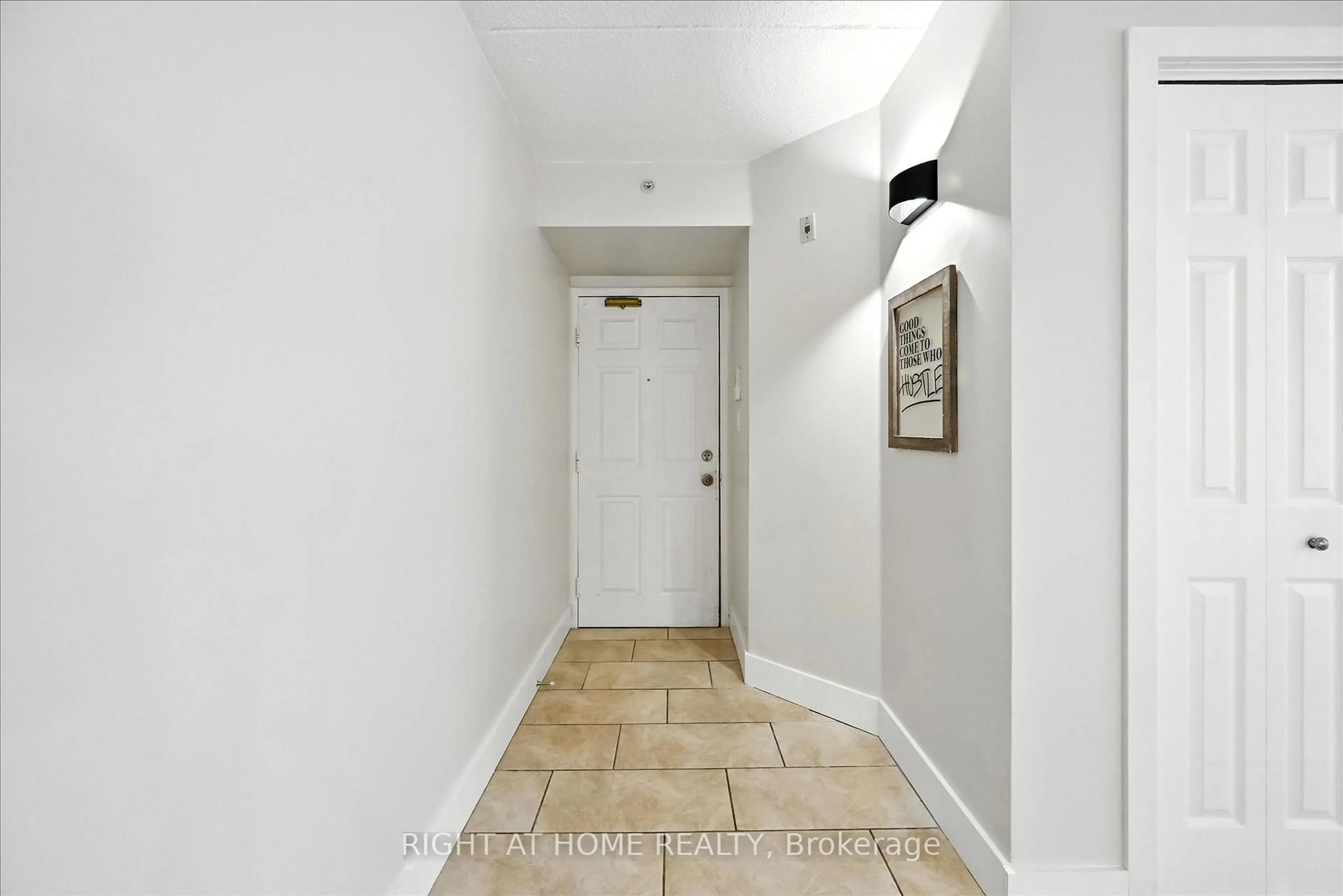 Indoor entryway for 1421 Walker's Line #102, Burlington Ontario L7M 4P4