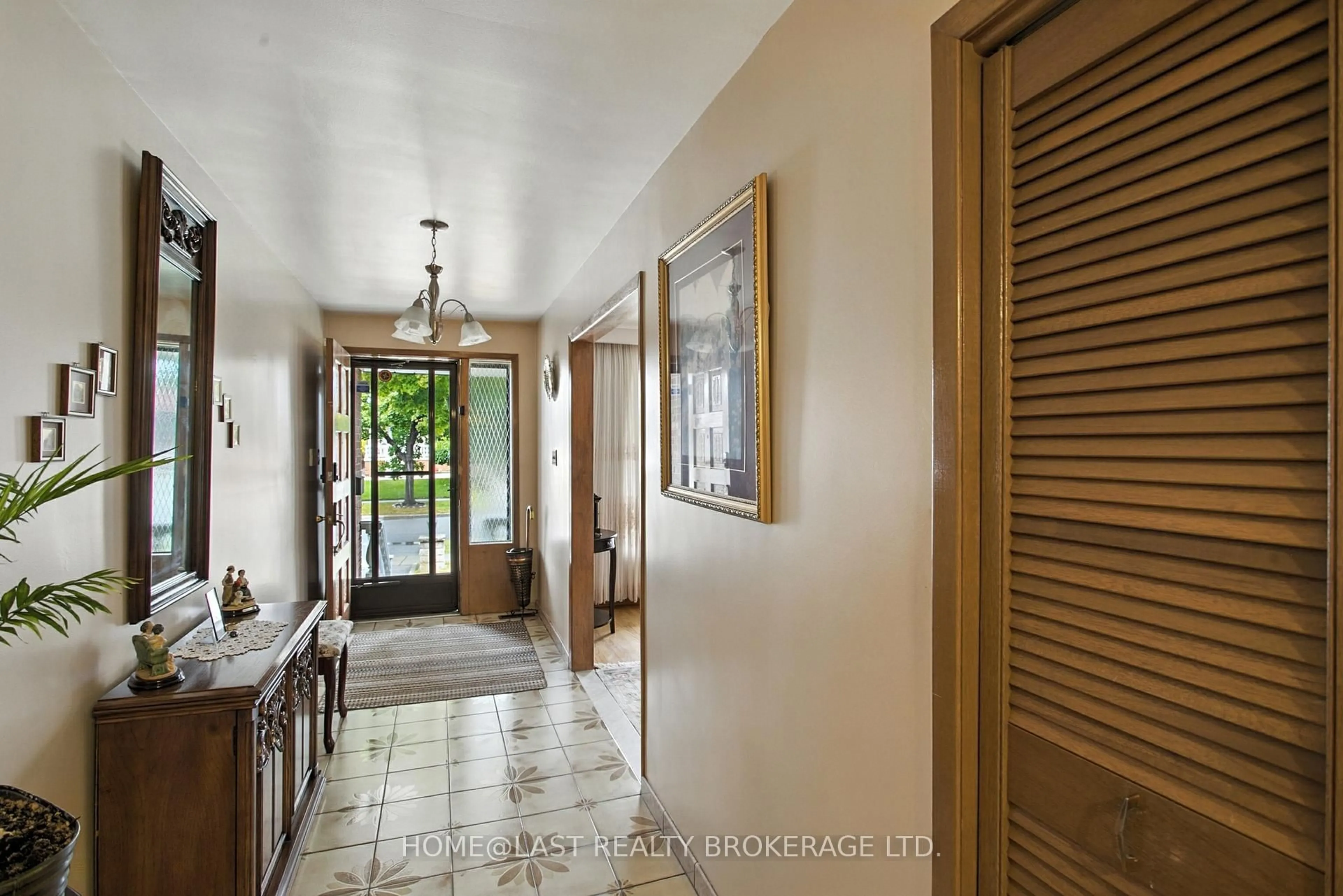 Indoor entryway for 15 Blacksmith Cres, Toronto Ontario M3N 1V5