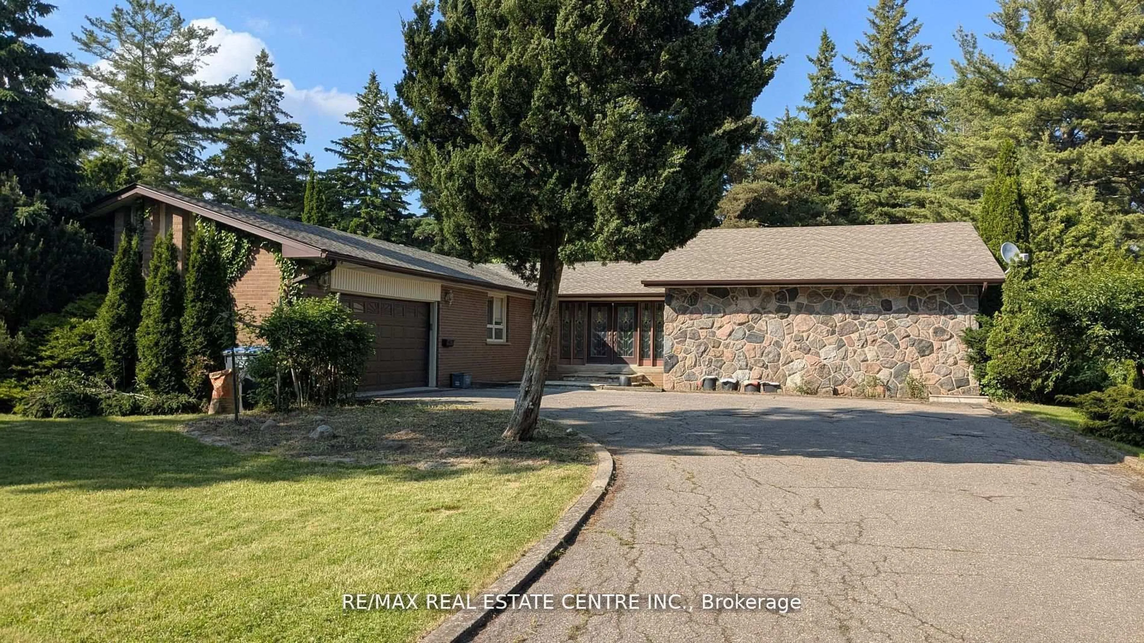 A pic from outside/outdoor area/front of a property/back of a property/a pic from drone, street for 2260 Oneida Cres, Mississauga Ontario L5C 1V6