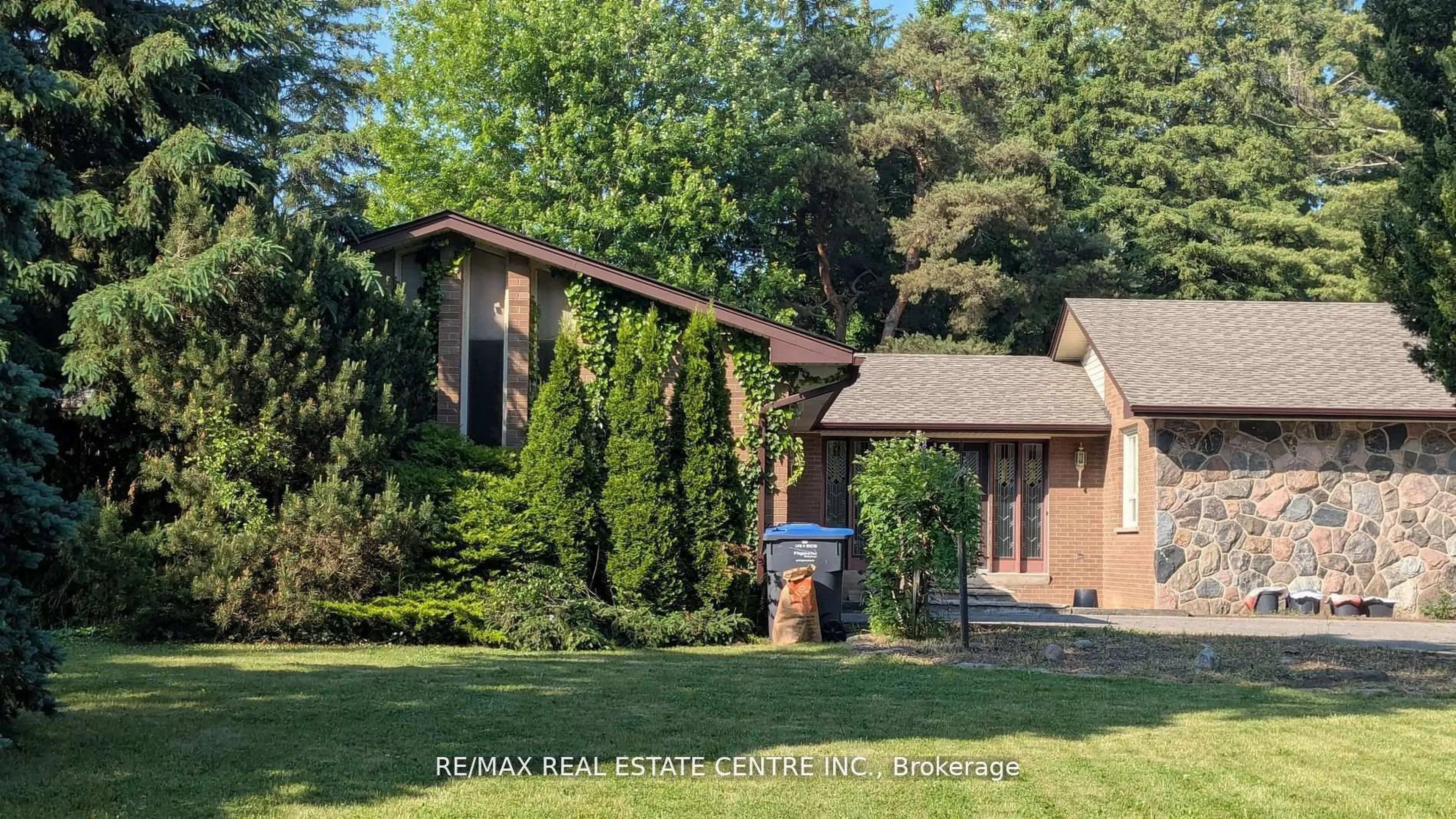 Unknown for 2260 Oneida Cres, Mississauga Ontario L5C 1V6