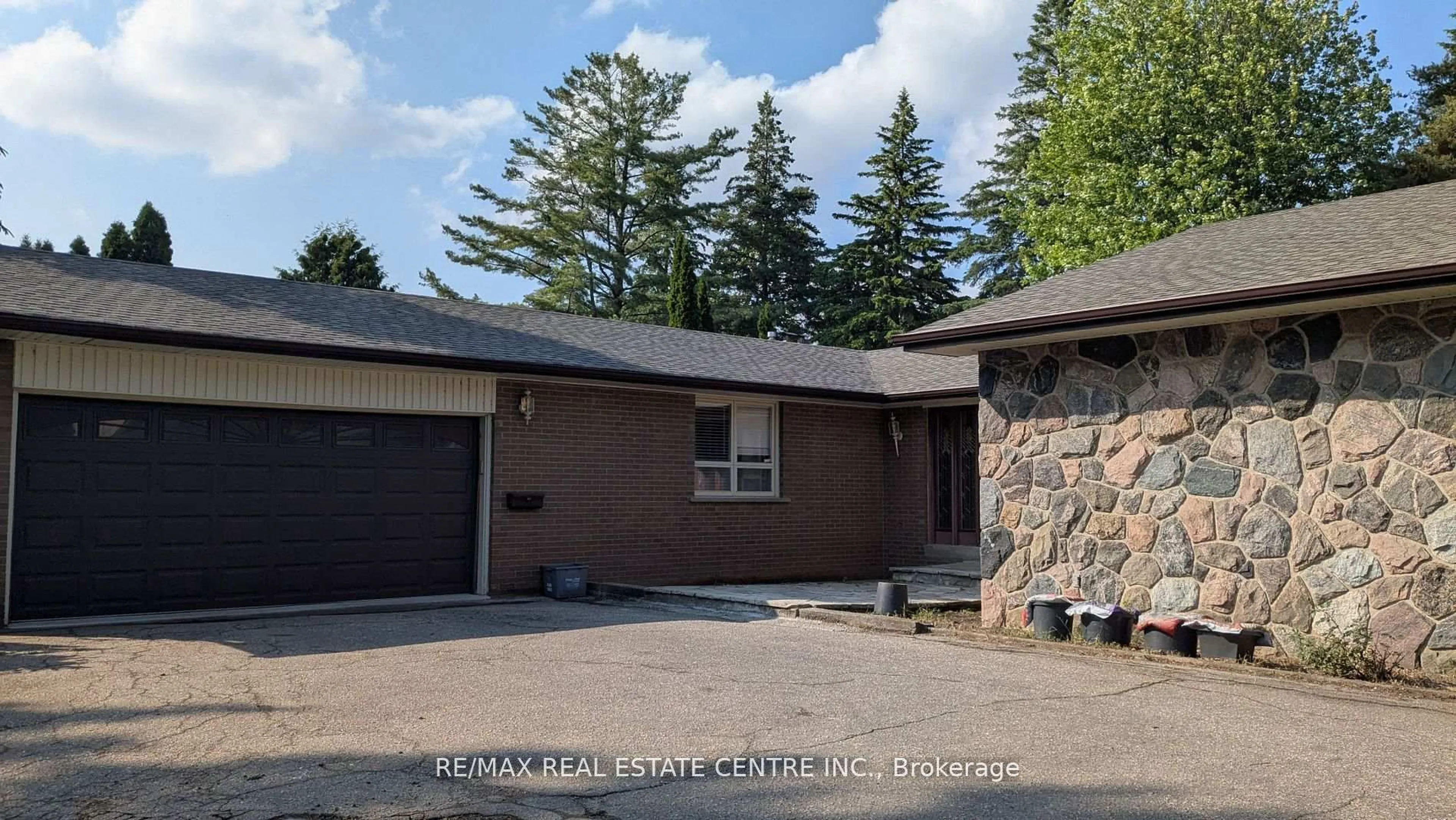 Unknown for 2260 Oneida Cres, Mississauga Ontario L5C 1V6