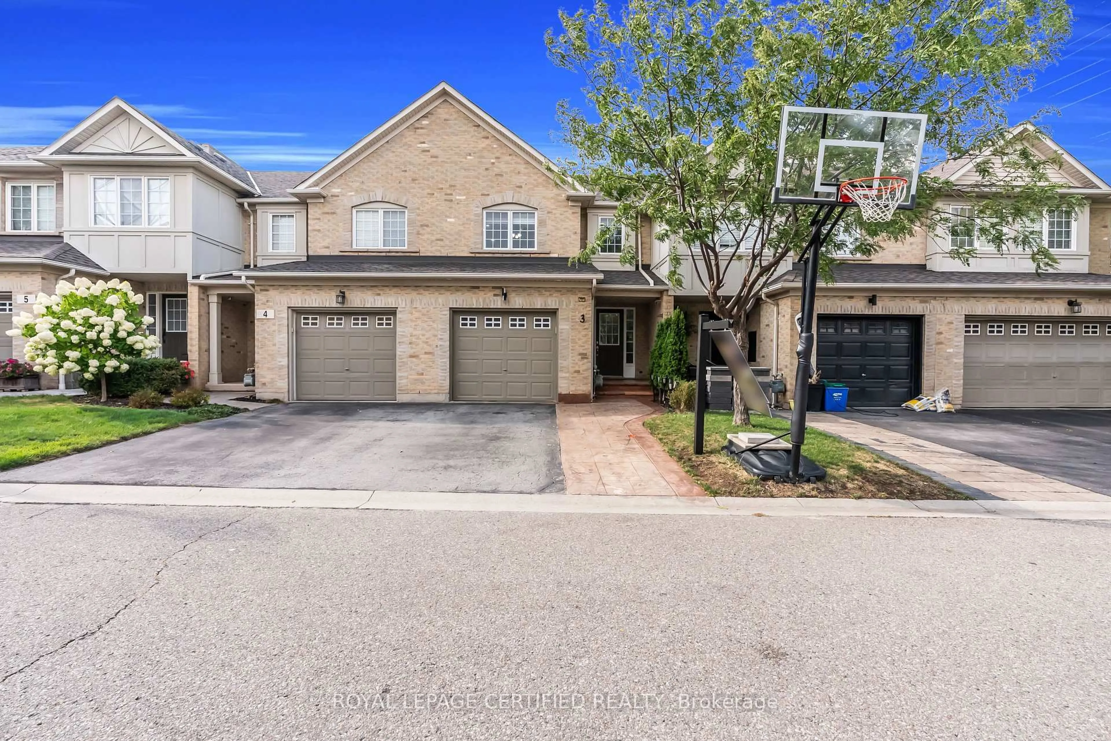 A pic from outside/outdoor area/front of a property/back of a property/a pic from drone, street for 2511 Boros Rd #3, Burlington Ontario L7M 5B2