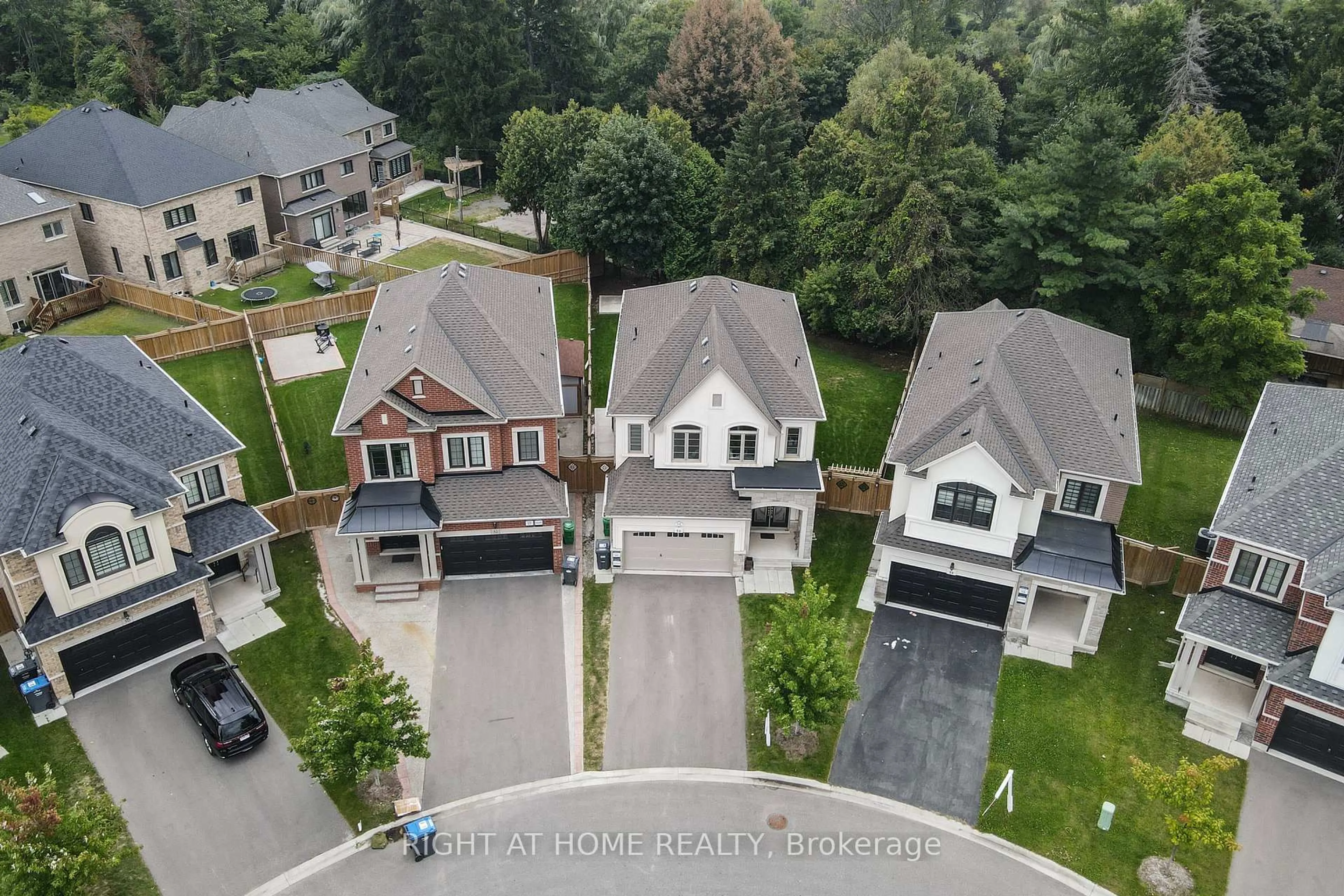 A pic from outside/outdoor area/front of a property/back of a property/a pic from drone, street for 54 WORKGREEN PARK WAY Pkwy, Brampton Ontario L6Y 6J5
