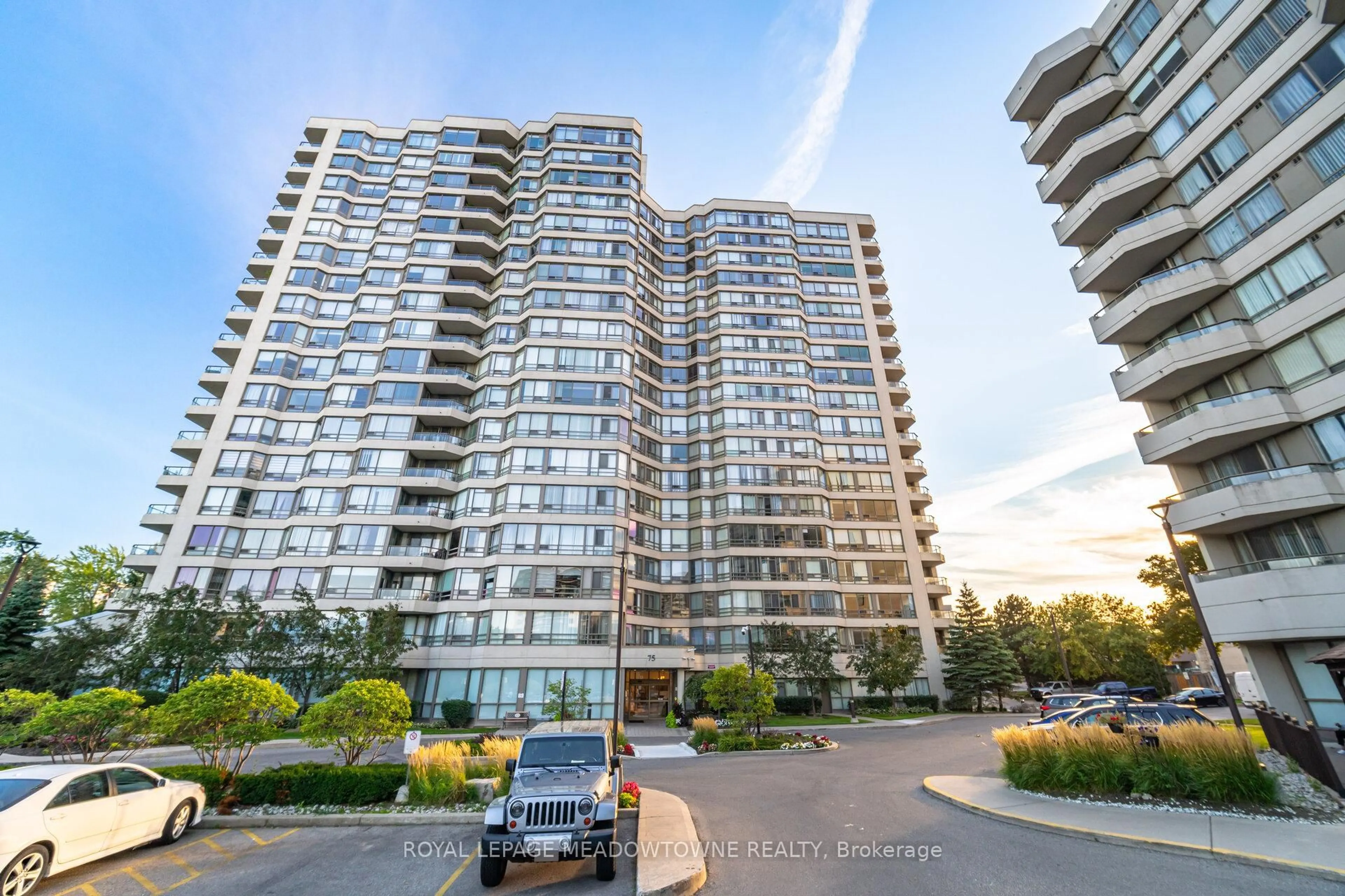 A pic from outside/outdoor area/front of a property/back of a property/a pic from drone, unknown for 75 King St #406, Mississauga Ontario L5A 4G5