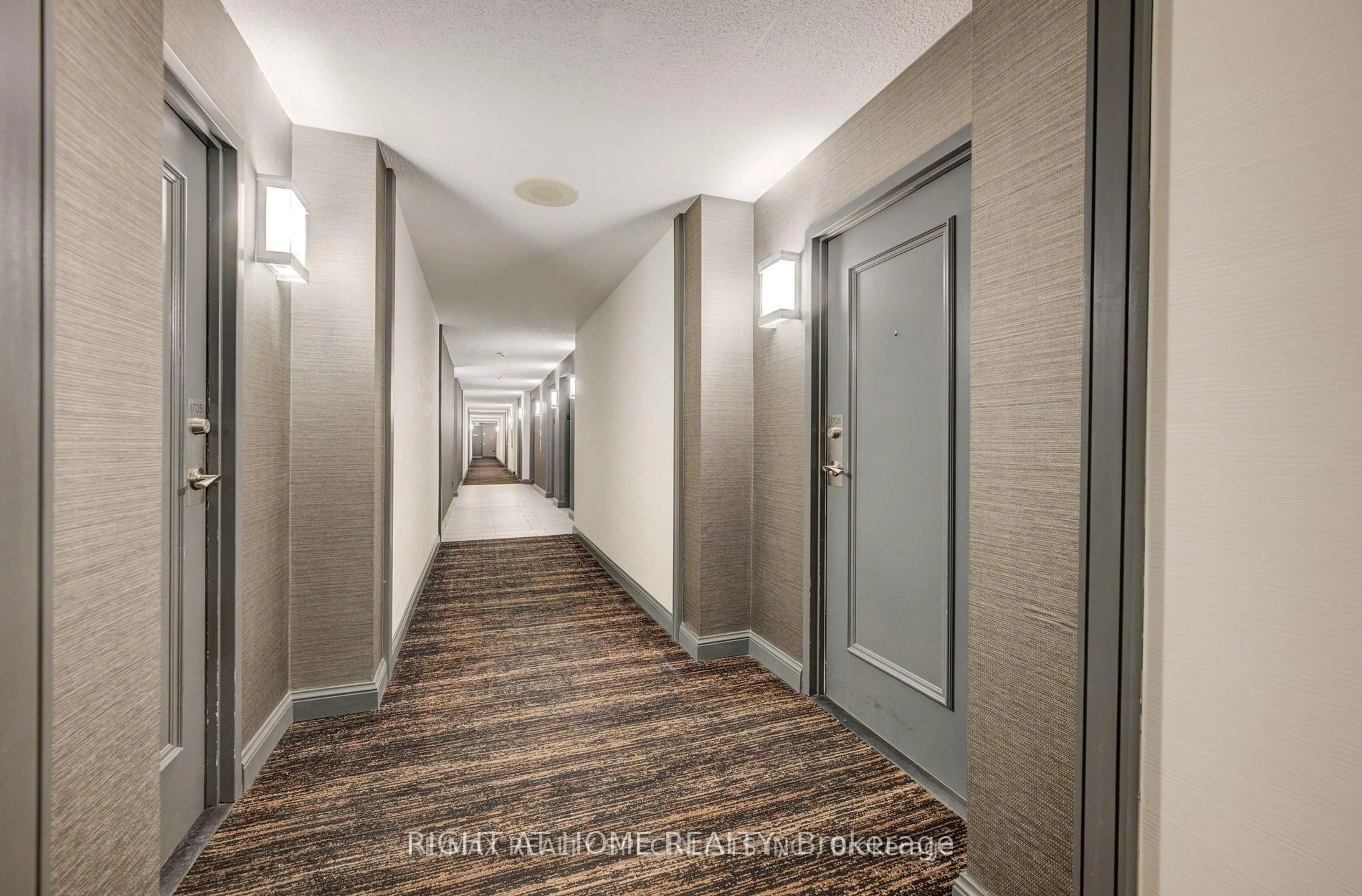 Indoor foyer for 350 Webb Dr #501, Mississauga Ontario L5B 3W4