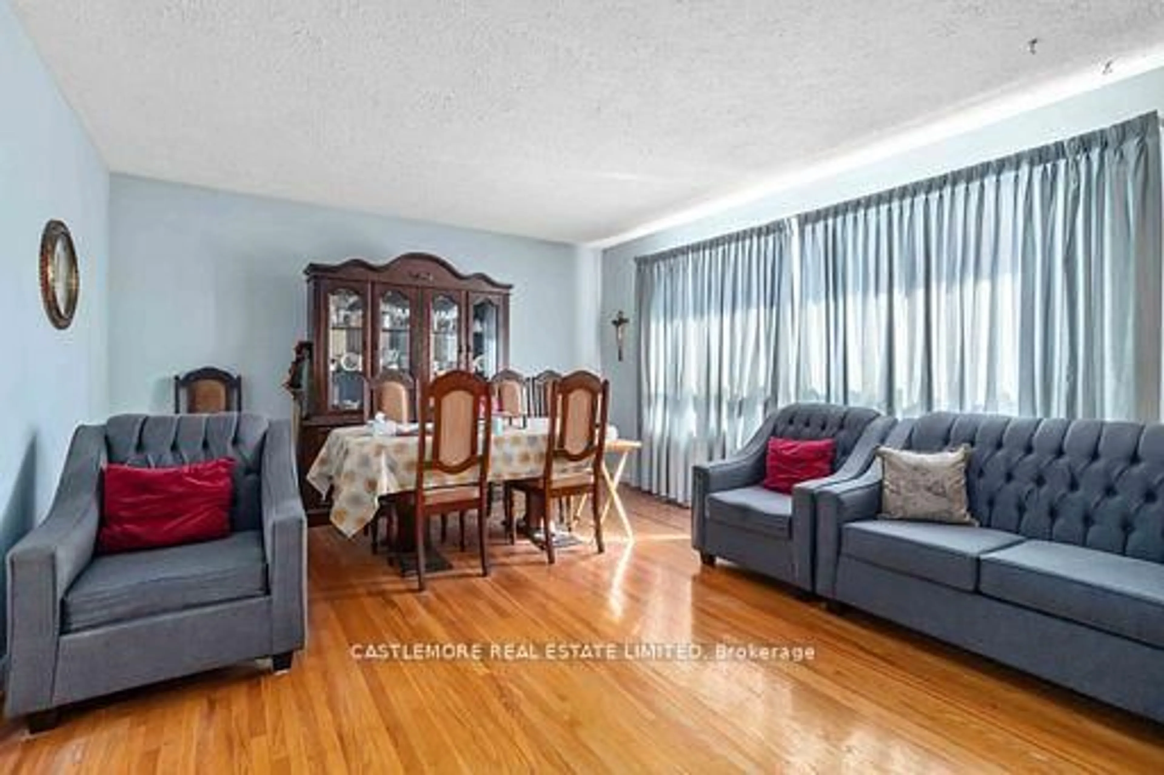 Living room with furniture, wood/laminate floor for 6939 Justine Dr, Mississauga Ontario L4T 1M4