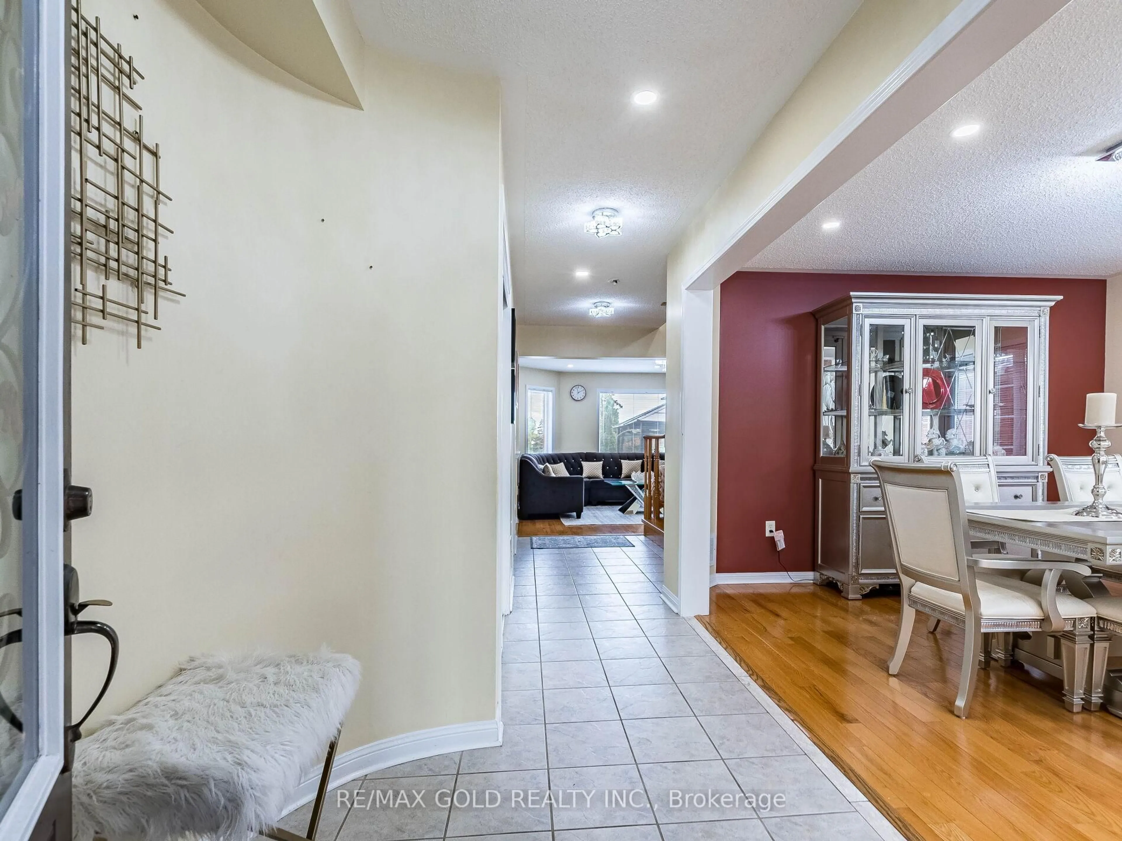 Indoor entryway for 47 Linstock Dr, Brampton Ontario L6P 1C9